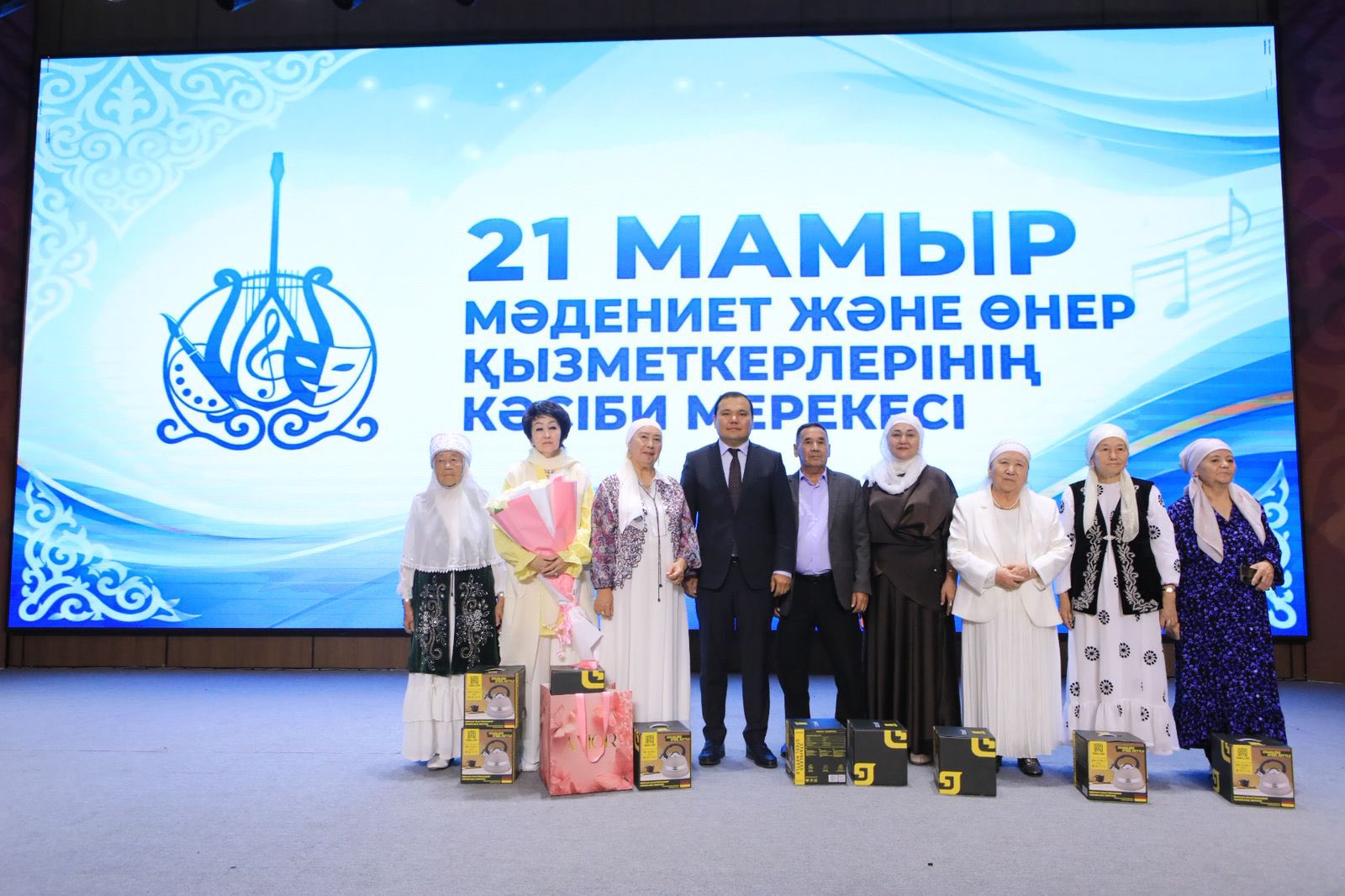 МӘДЕНИЕТ ПЕН ӨНЕР ӨКІЛДЕРІНЕ ҚҰРМЕТ КӨРСЕТІЛДІ
