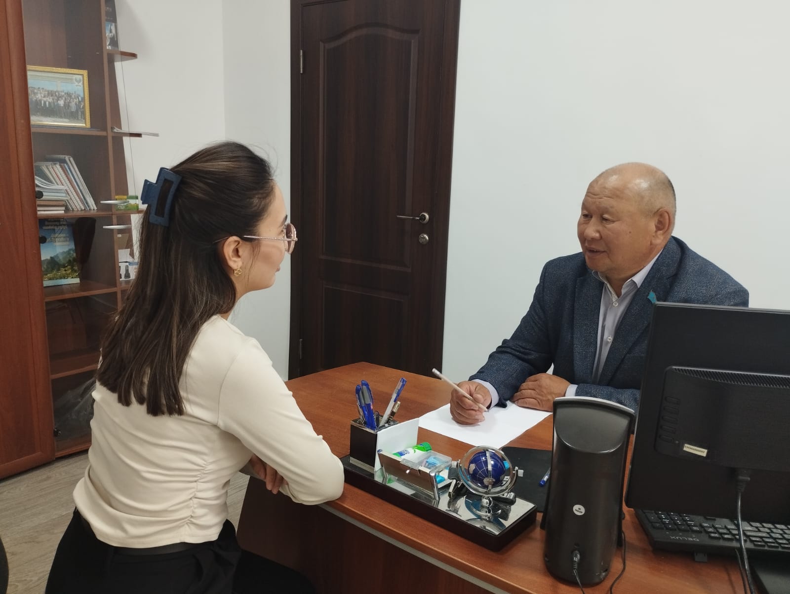 Согласно графика приема граждан депутат Жаксынского районного маслихата Мейрамов М.Ж. провел очередной прием граждан, в ходе которого были подняты вопросы жилищно-коммунального хозяйства