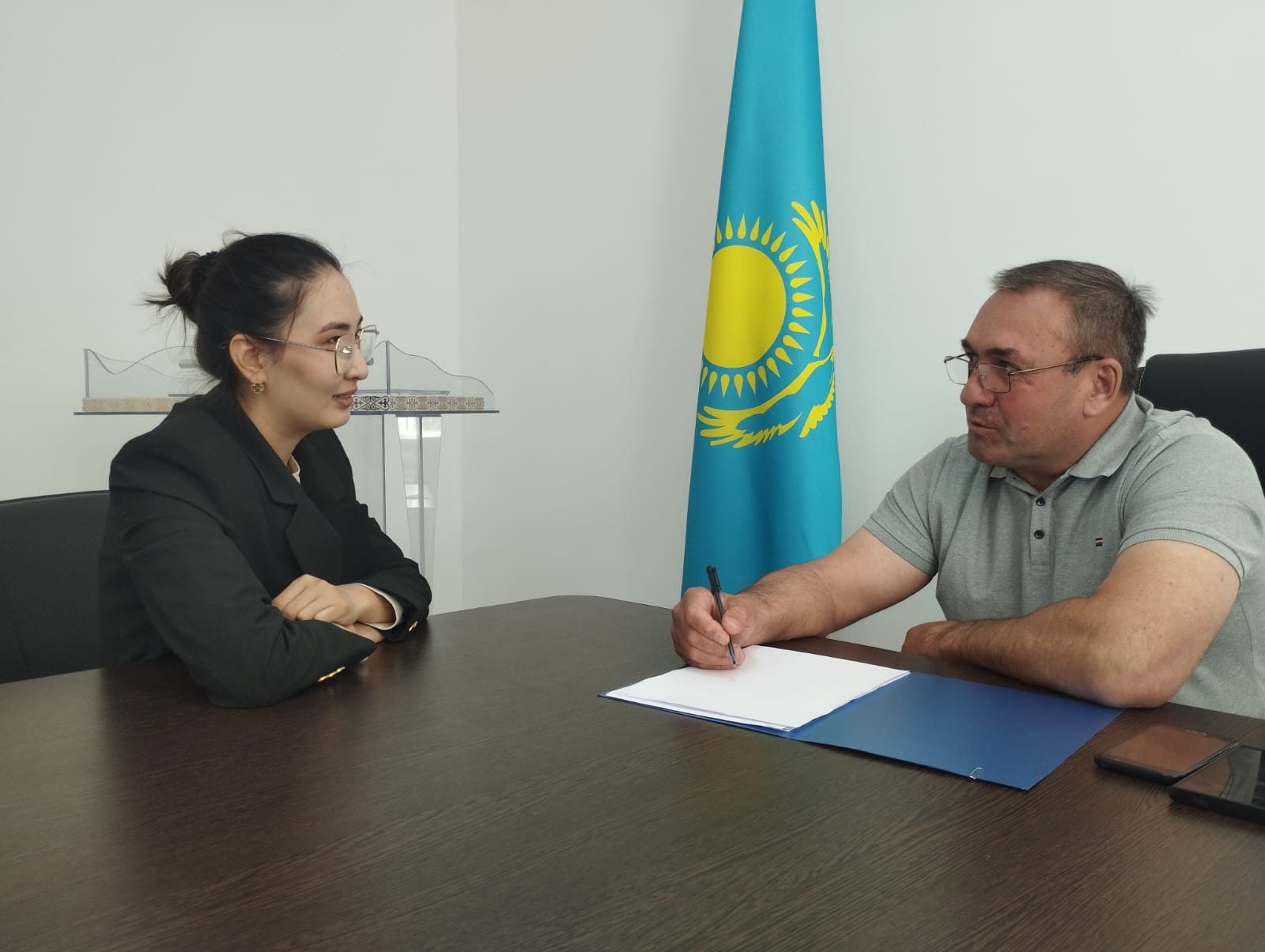 Согласно графика  депутат Жаксынского районного маслихата Казьмин П.В.провел прием граждан