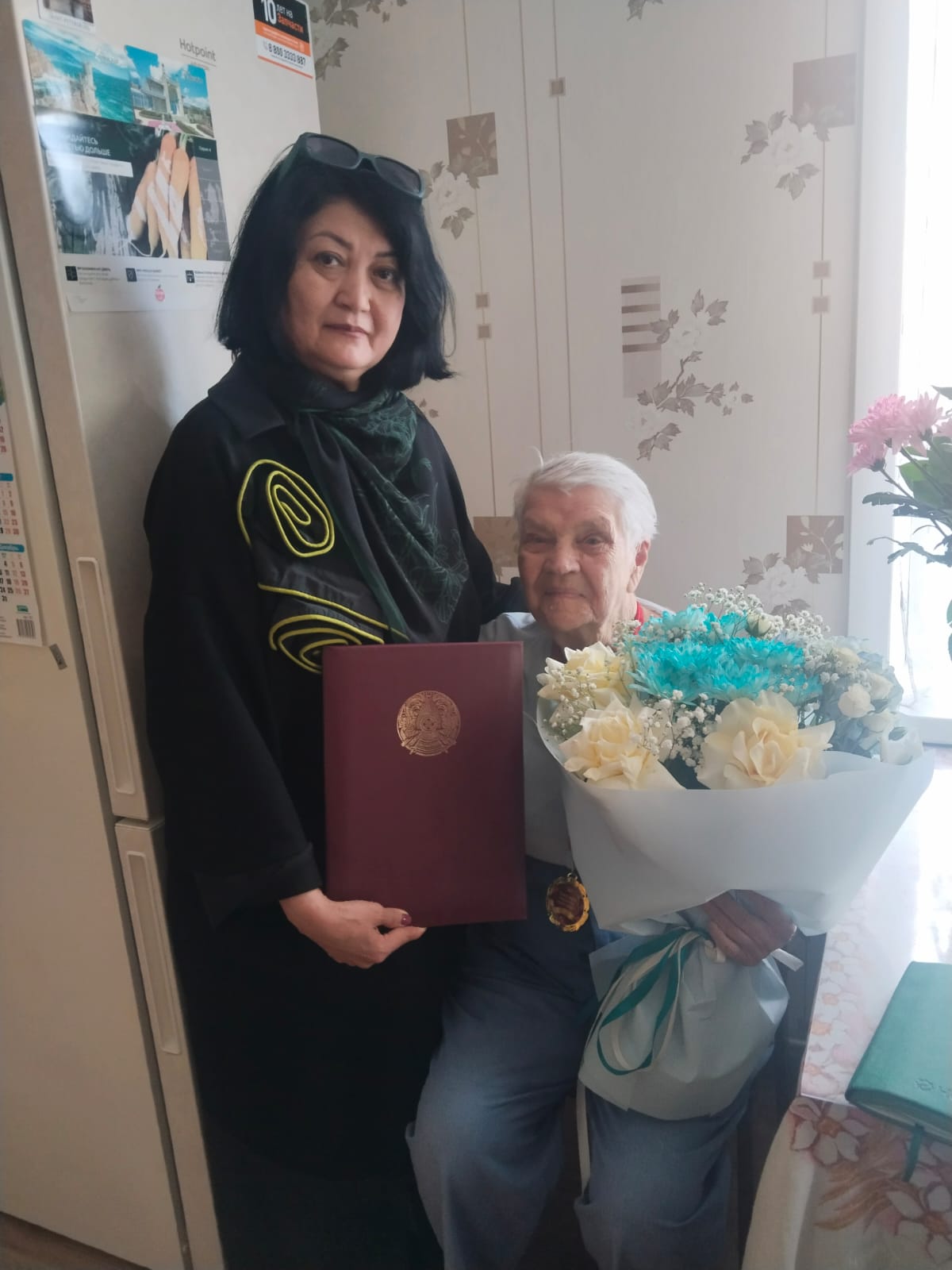 Руководитель отдела поздравила труженицу тыла со 100-летним юбилеем