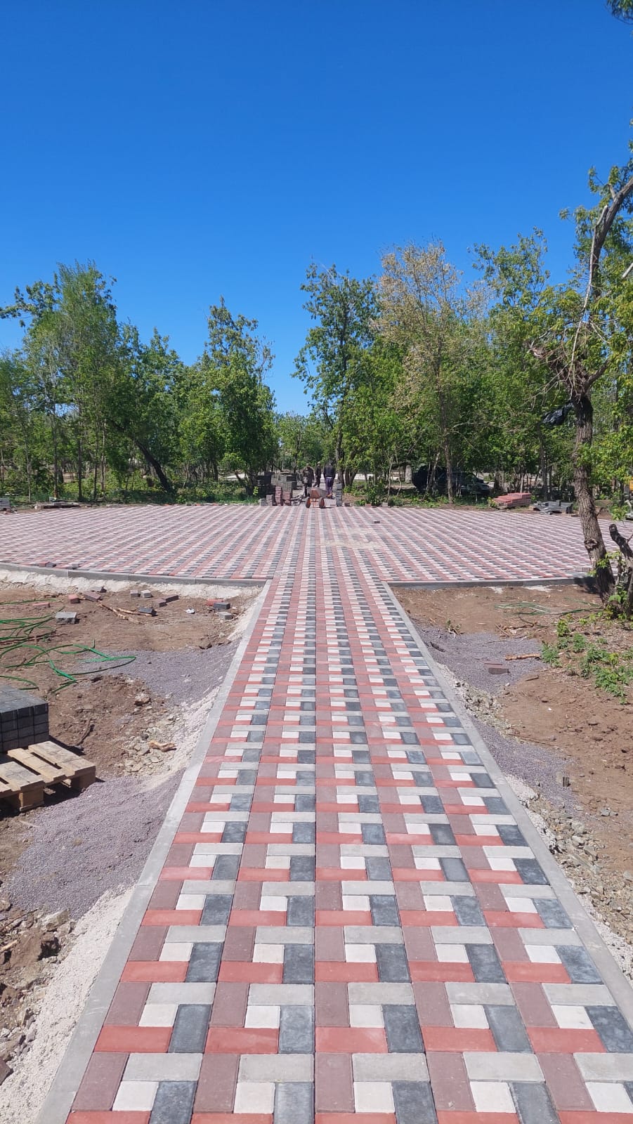 В поселке Ботакара продолжаются работы по благоустройству