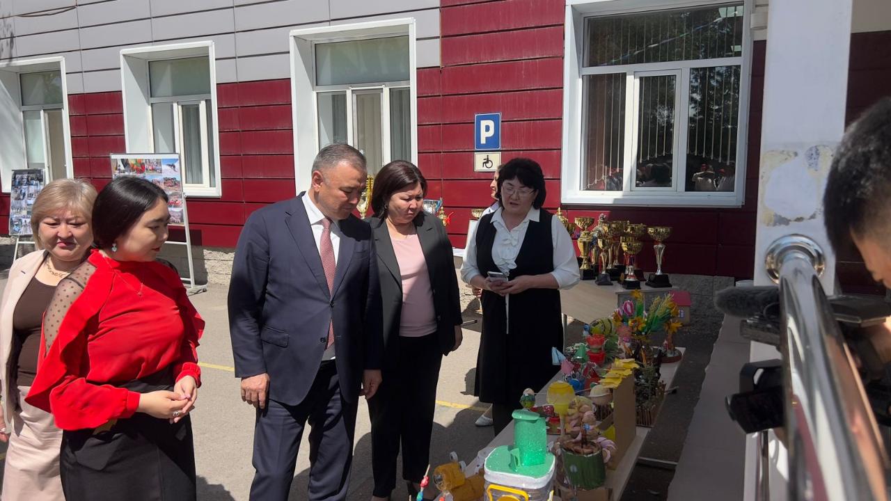 М. Кольбаев ознакомился с выставкой выставка самодельного творчества школьников