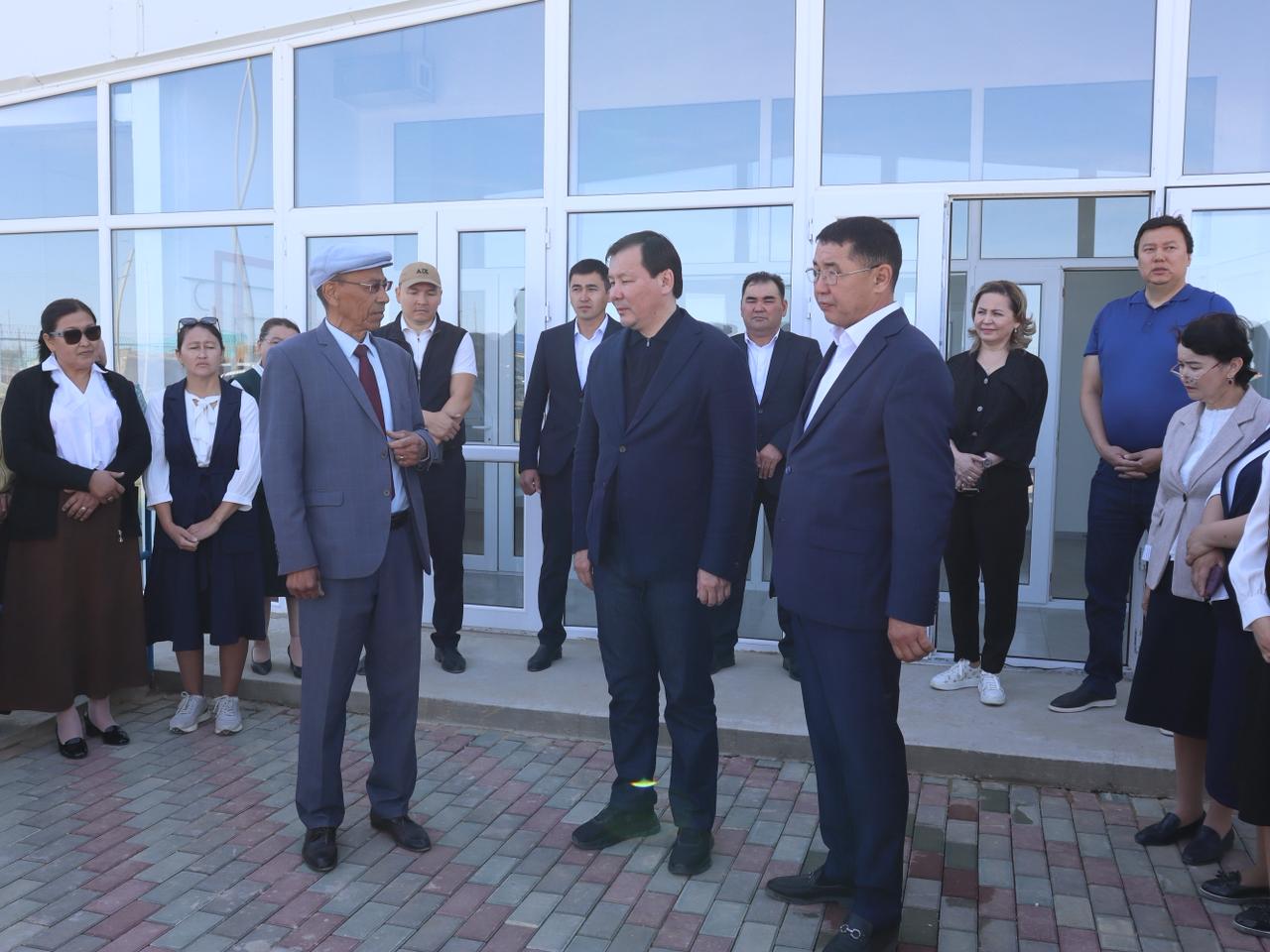 В селе Шиликты аким области побывал в физкультурно-оздоровительном комплексе, открытом в 2025 году.