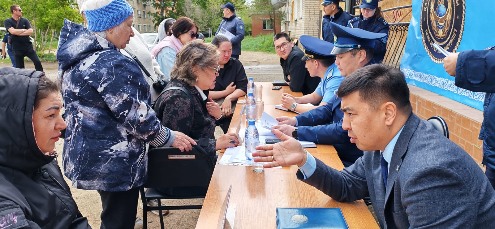 Без кабинетов и формальностей: полицейские Кокшетау вышли к жителям во дворы