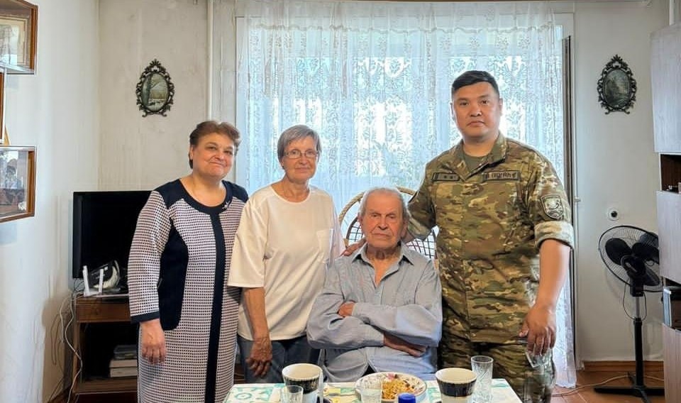 Гвардейцы в Петропавловске поздравили труженика тыла с 93-летием