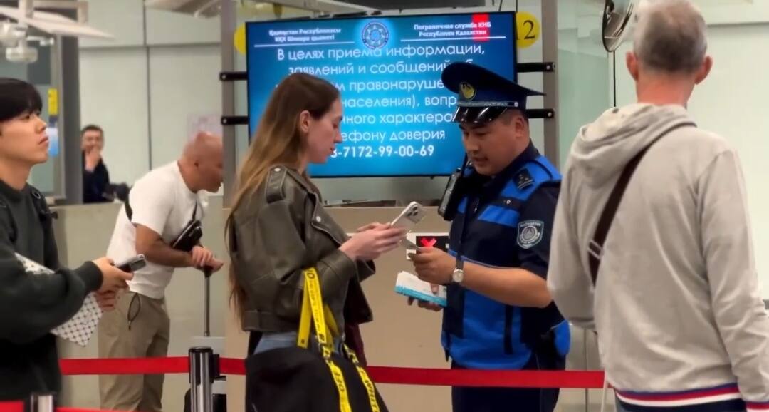 Көлік полицейлері шетелдік қонақтардың Қазақстанда қауіпсіз бағдар алуына көмектесуде