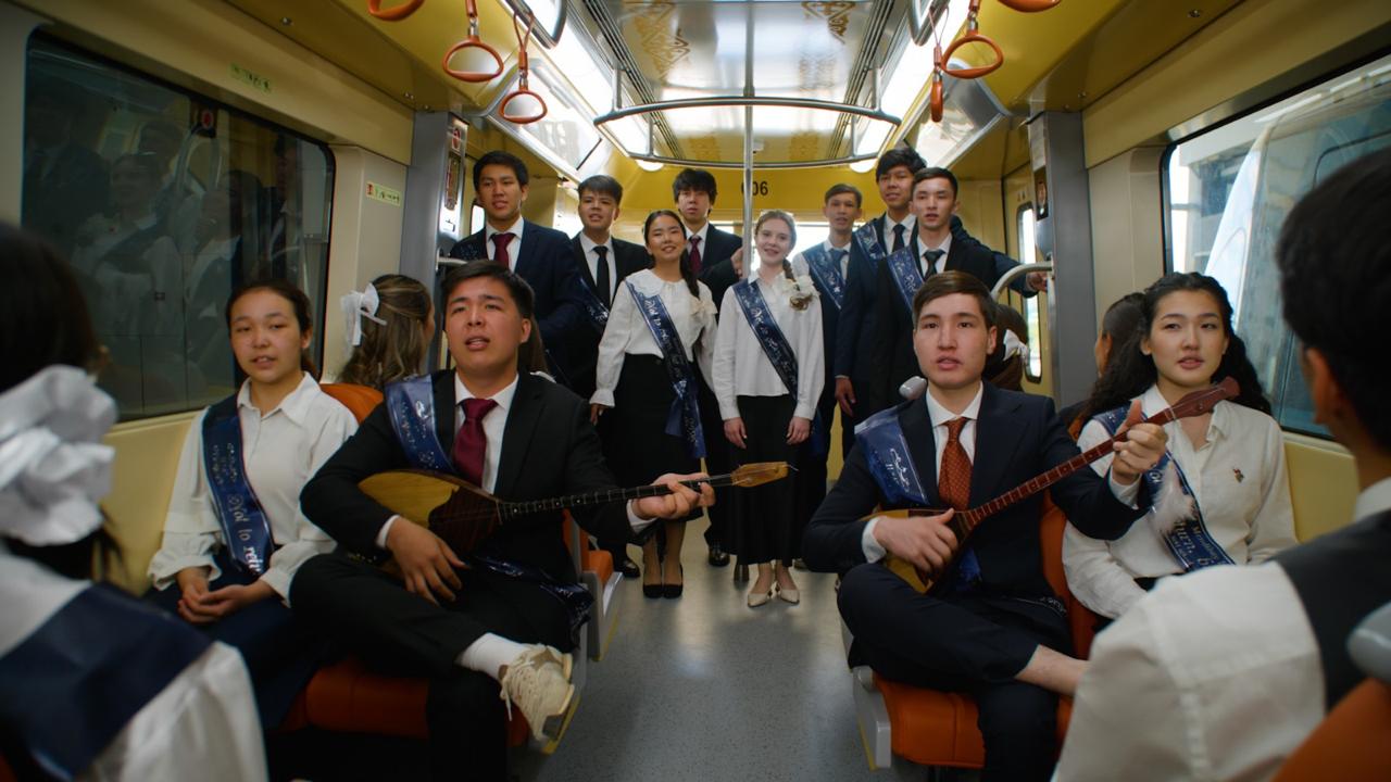 Астанада мектеп түлектері LRT-да «Ақ бантик» әнін шырқады