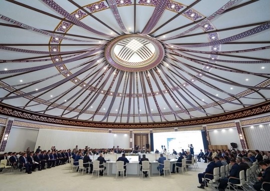 ТҮРКІСТАНДАҒЫ АЛЫП КИІЗ ҮЙДЕ САММИТ ҚОРЫТЫНДЫСЫ МЕН ӨҢІР ЭКОНОМИКАСЫ КЕҢІНЕН ТАЛҚЫЛАНДЫ