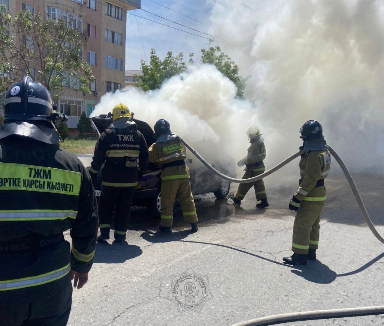 В Таразе сотрудники МЧС потушили горящий автомобиль