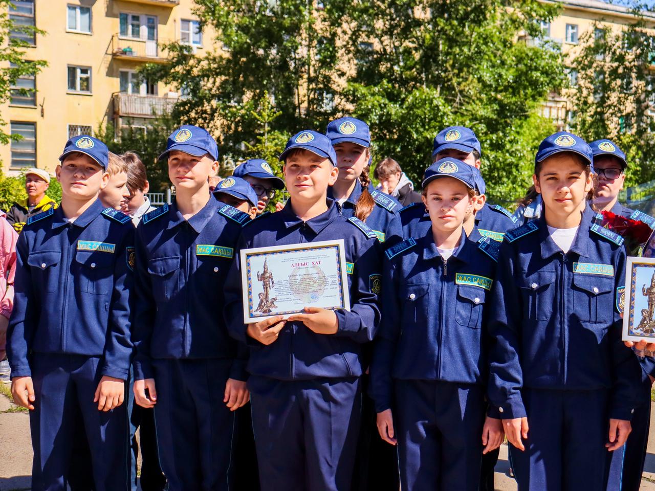 Полицейские ВКО поздравили воспитанников класса «Жас Сақшы» с последним звонком