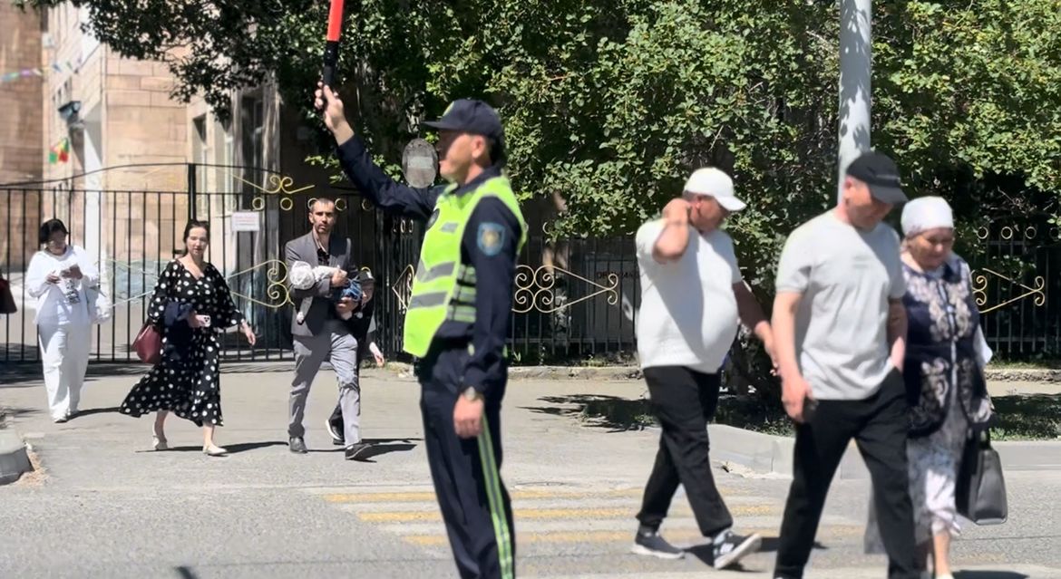 Последний звонок под надежной охраной: в области Жетісу общественный порядок обеспечивали более 600 полицейских