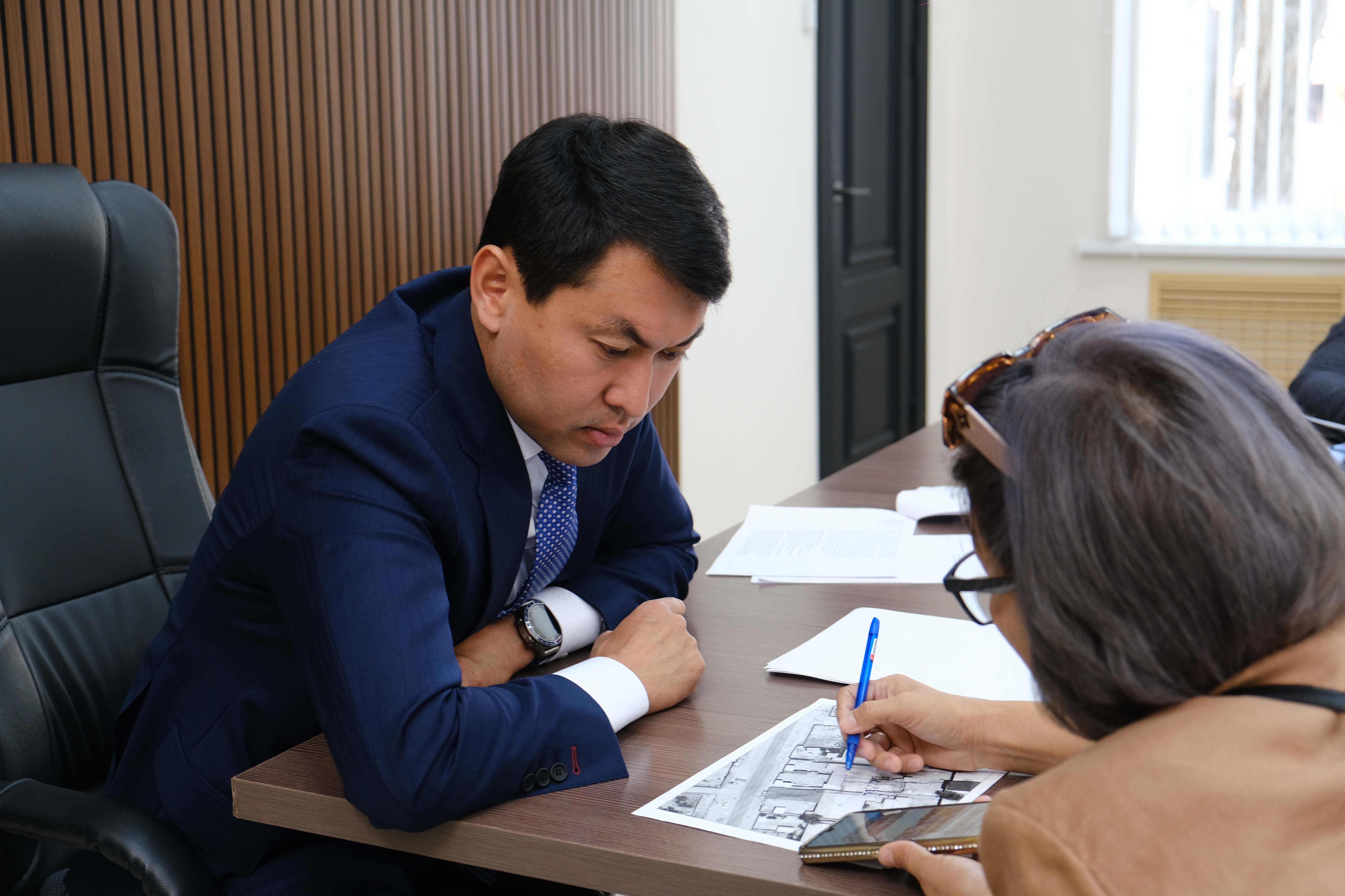 Сегодня аким района провёл приём граждан по личным вопросам