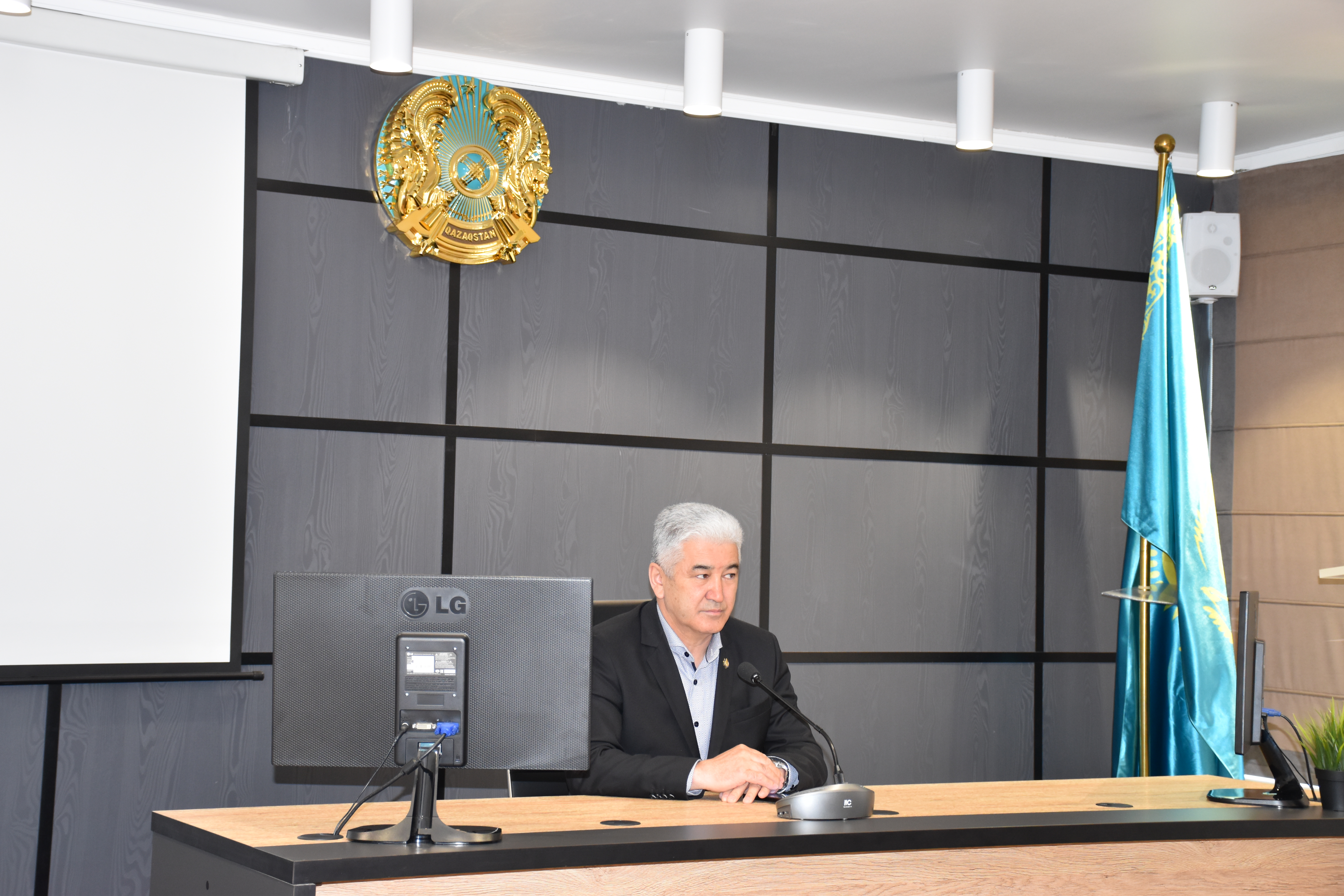 Шығыс Қазақстан облысы бойынша Мемлекеттік кірістер департаментінде қызметтік әдеп және мемлекеттік қызмет туралы заңнаманы сақтау мәселелері бойынша кеңес өткізілді