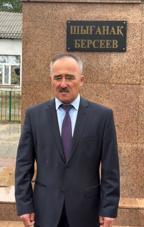 В этом году исполняется 145 лет со дня рождения выдающегося земледельца казахского народа, дважды Героя Социалистического Труда Шыганак Берсиева. В связи с этим была организована церемония возложения цветов к памятнику Шыганака Берсиулы, расположенному на улице Курманова Уилского сельского округа.