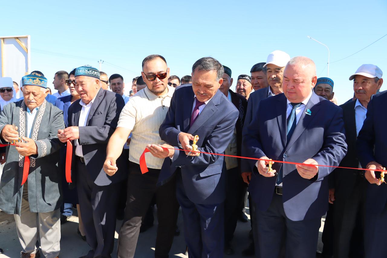 Выпускники в качестве подарка установили новую арку при въезде в село Амангельды