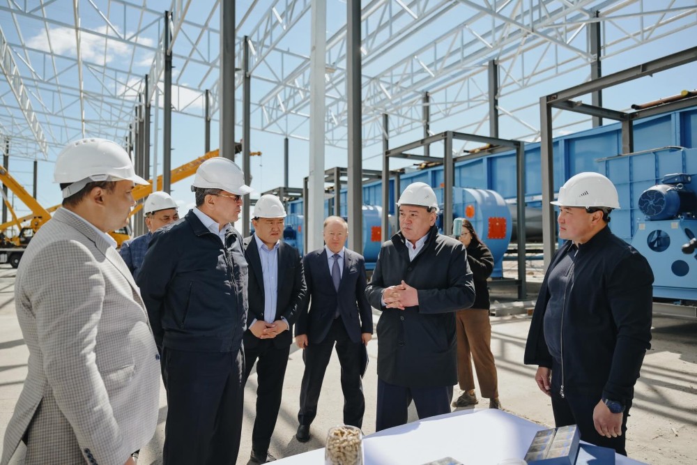 Министр сельского хозяйства Айдарбек Сапаров посетил Северо-Казахстанскую область, где ознакомился с ходом весенне-полевых работ и побывал на полях сельхозтоваропроизводителей региона