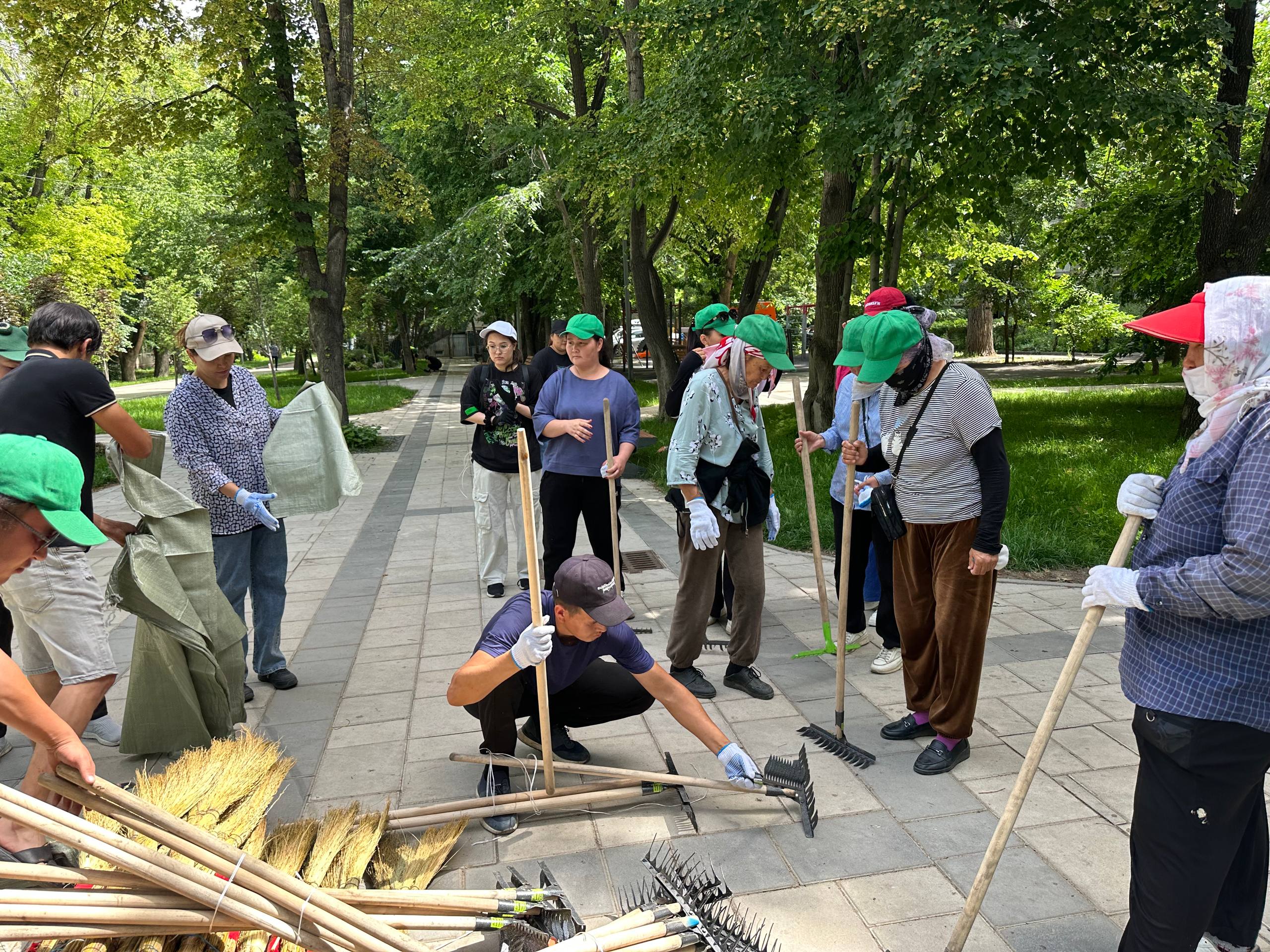 В Ауэзовском районе прошёл субботник в рамках инициативы «Таза Қазақстан»
