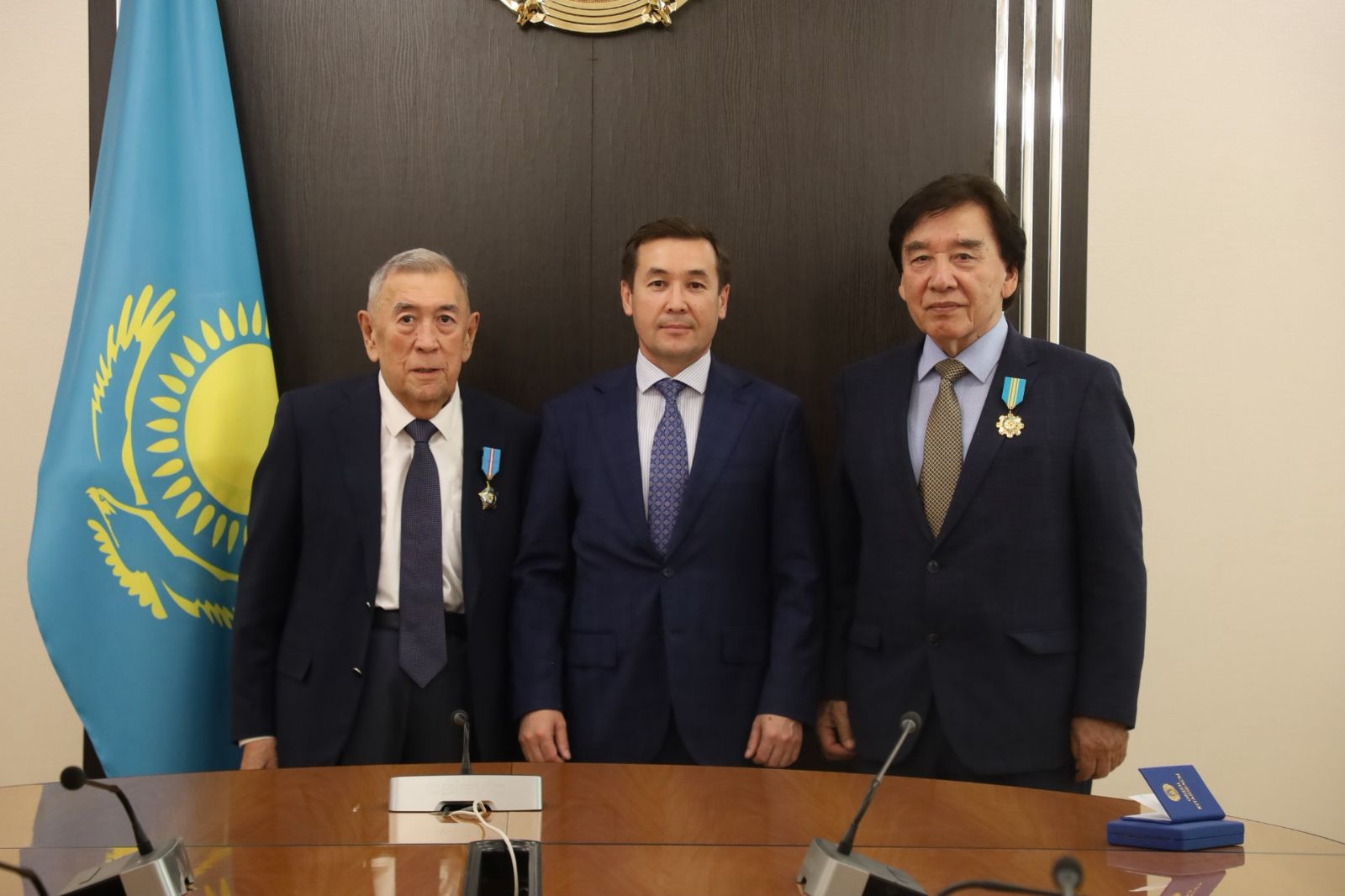 Мемлекет басшысының атынан Сәрсенғали Әбдіманапов пен Ермек Жангелдинге мемлекеттік наградалар табысталды