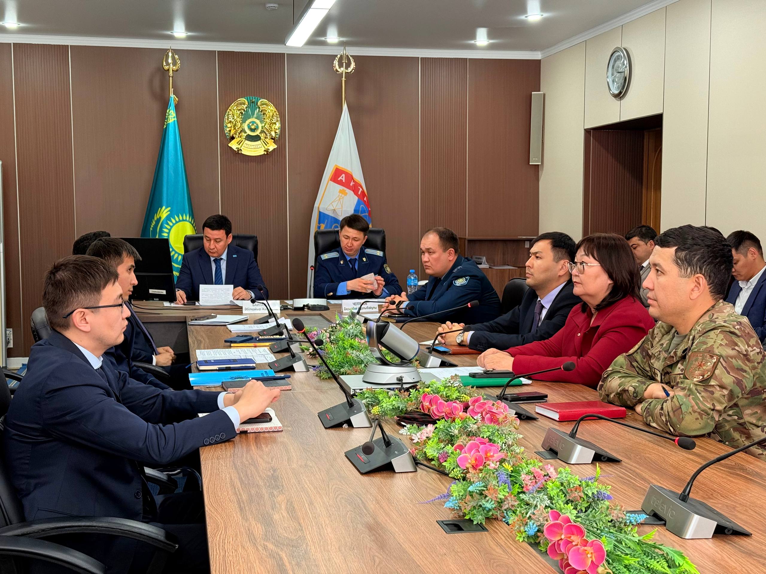 Ақтауда қоғамдық қауіпсіздік және түнгі көңіл көтеру орындарындағы мәселелер талқыланды