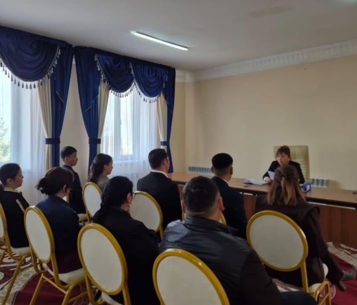 Жалағаш ауылдық округінің әкімі А. Садырова 17 наурыз 2026 жылы Кеген ауданының әкімі Н. Теңізбаевтың 2026 жыл 12 наурыздағы 01-10/240 санды хатының негізінде аппарат қызметкерлеріне сыбайлас жемқорлық тәуекелдерін анықтау, олардың алдын алу бойынша ұйымдастырушылық шараларды күшейту, сондай-ақ лауазымдық міндеттерді орындау барысында қызметтік өкілеттіліктерді жеке немесе үшінші тұлғалардың мүддесі үшін пайдалануына, материалдық немесе өзге де пайда алуға, заңсыз сыйақы алуға немесе делдал болуға қатаң тыйым салынатынын ескертіп, қызмет барысында заң талаптарын сақтауы туралы түсіндірме жұмыстарын жүргізді.