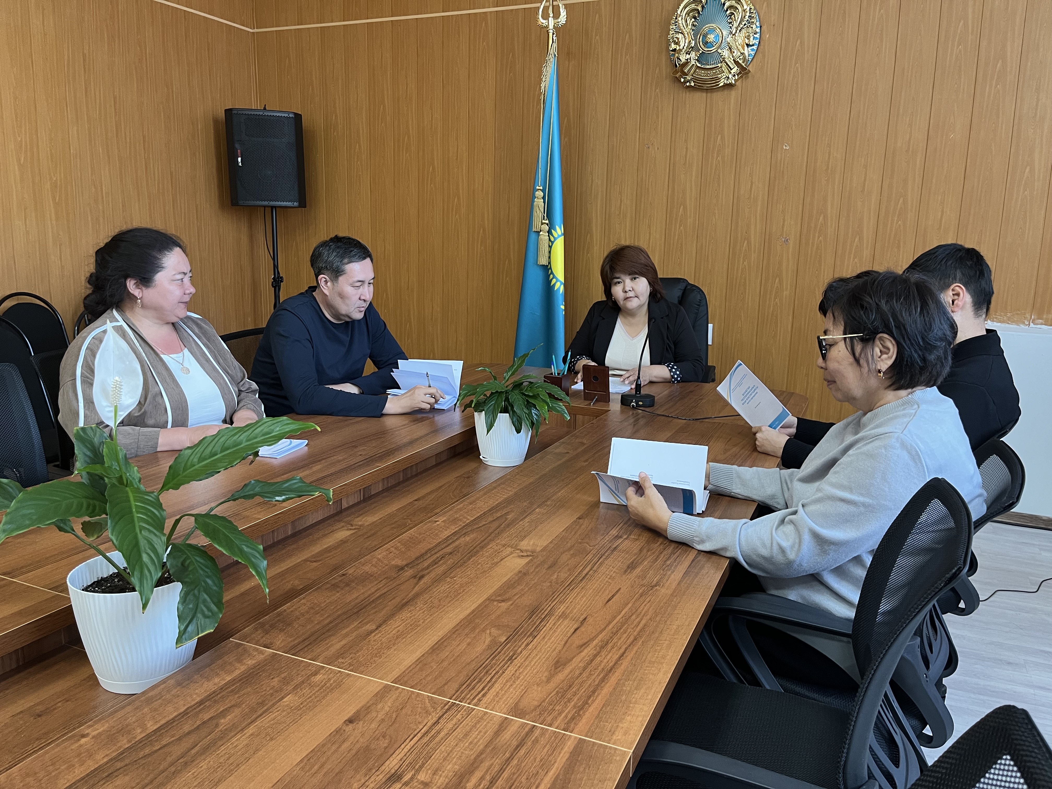 Жаңа Конституцияның ережелеріне арналған аппараттың мемлекеттік қызметшілеріне түсіндіру жұмыстары жүргізілді.
