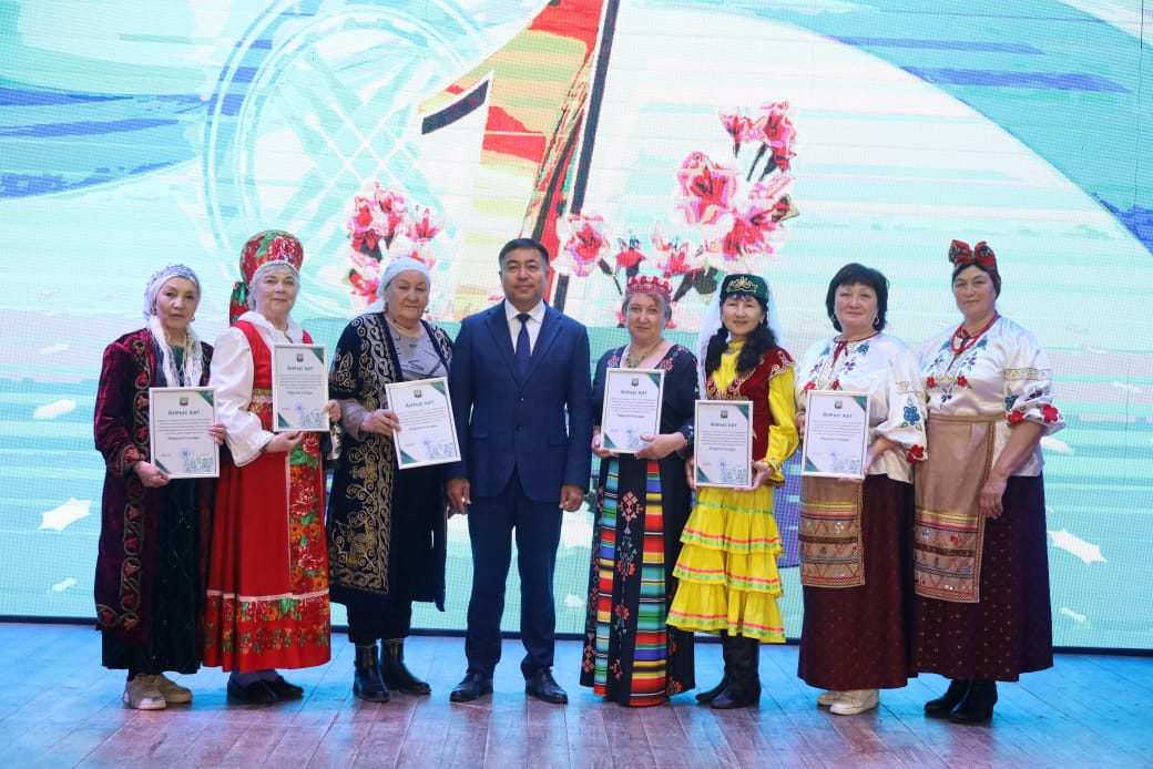 Бүгін 1 мамыр күні аудандық мәдениет үйі ерекше жылулыққа толды. Сыртта күн бұлтты болғанына қарамастан, іште шынайылық, келісім мен өзара құрмет атмосферасы салтанат құрды.