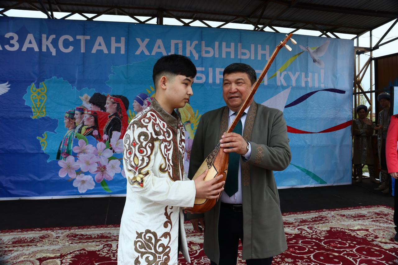 Сарыкөл ауданында мереке мейлінше аталып өтті  1 мамыр күні Сарыкөл кентінің орталық алаңында Қазақстан халқының бірлігі күні мерекесіне арналған кең ауқымды мәдени іс-шара өтті.