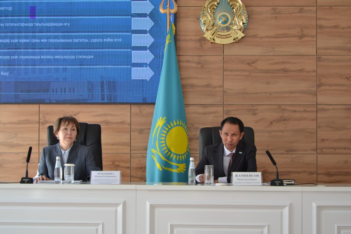 Мамыр мерекелері қарсаңында Самар ауданы әкімінің аппаратының басшысы, әдеп жөніндегі уәкіл Рауан Жампеисов мемлекеттік қызметшілермен түсіндіру кездесуін өткізді