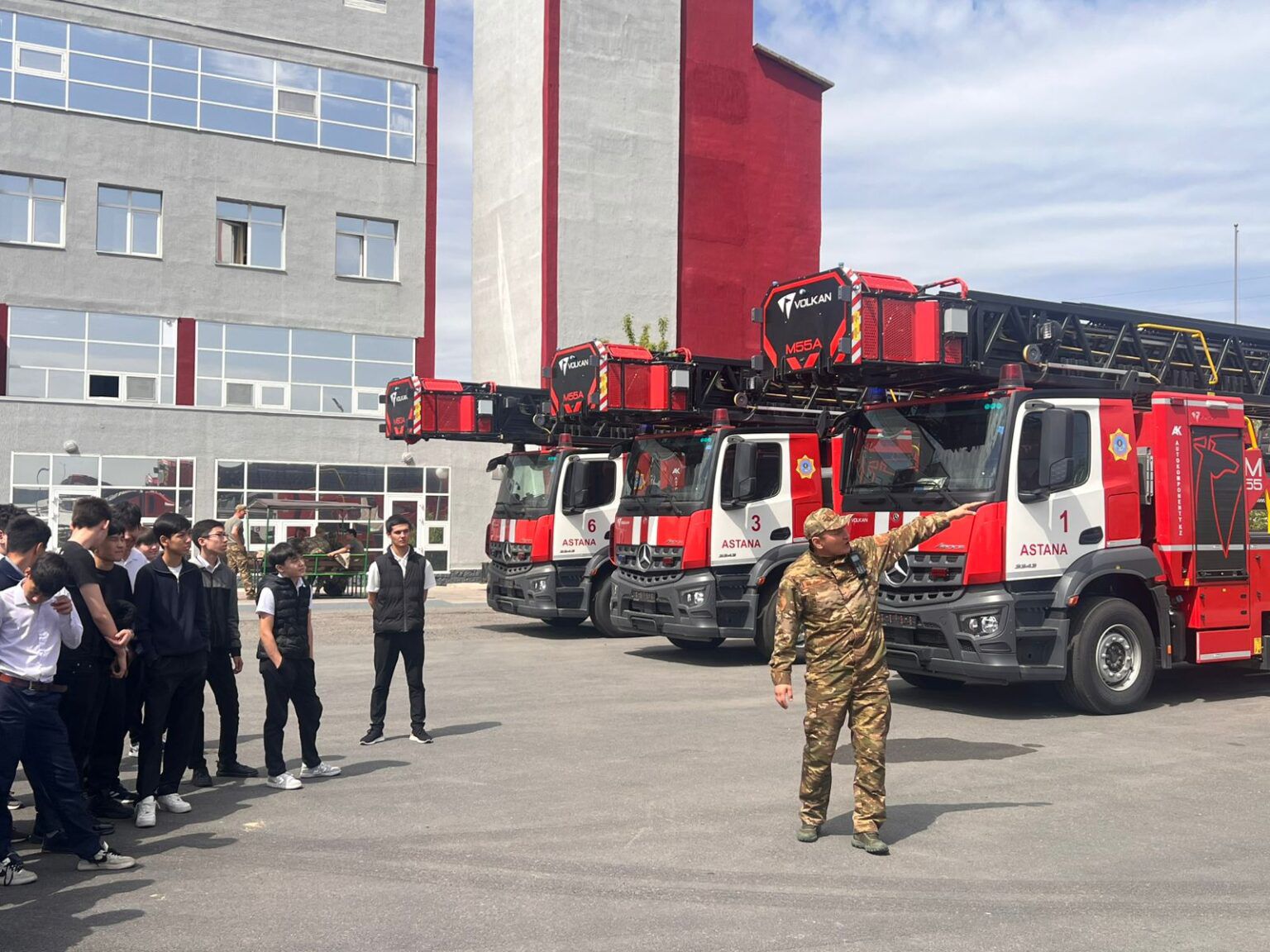 Отан қорғаушылар күні: елордалық оқушыларға құтқарушылардың жұмысы таныстырылды