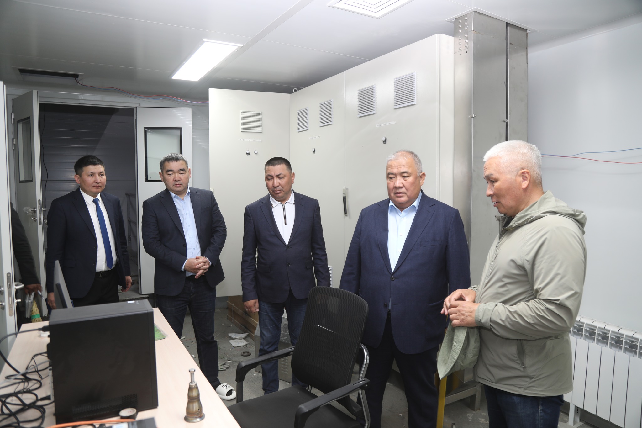 Аудан әкімі түйе сүтінен құрғақ ұнтақ шығаратын зауыт жұмысымен танысты