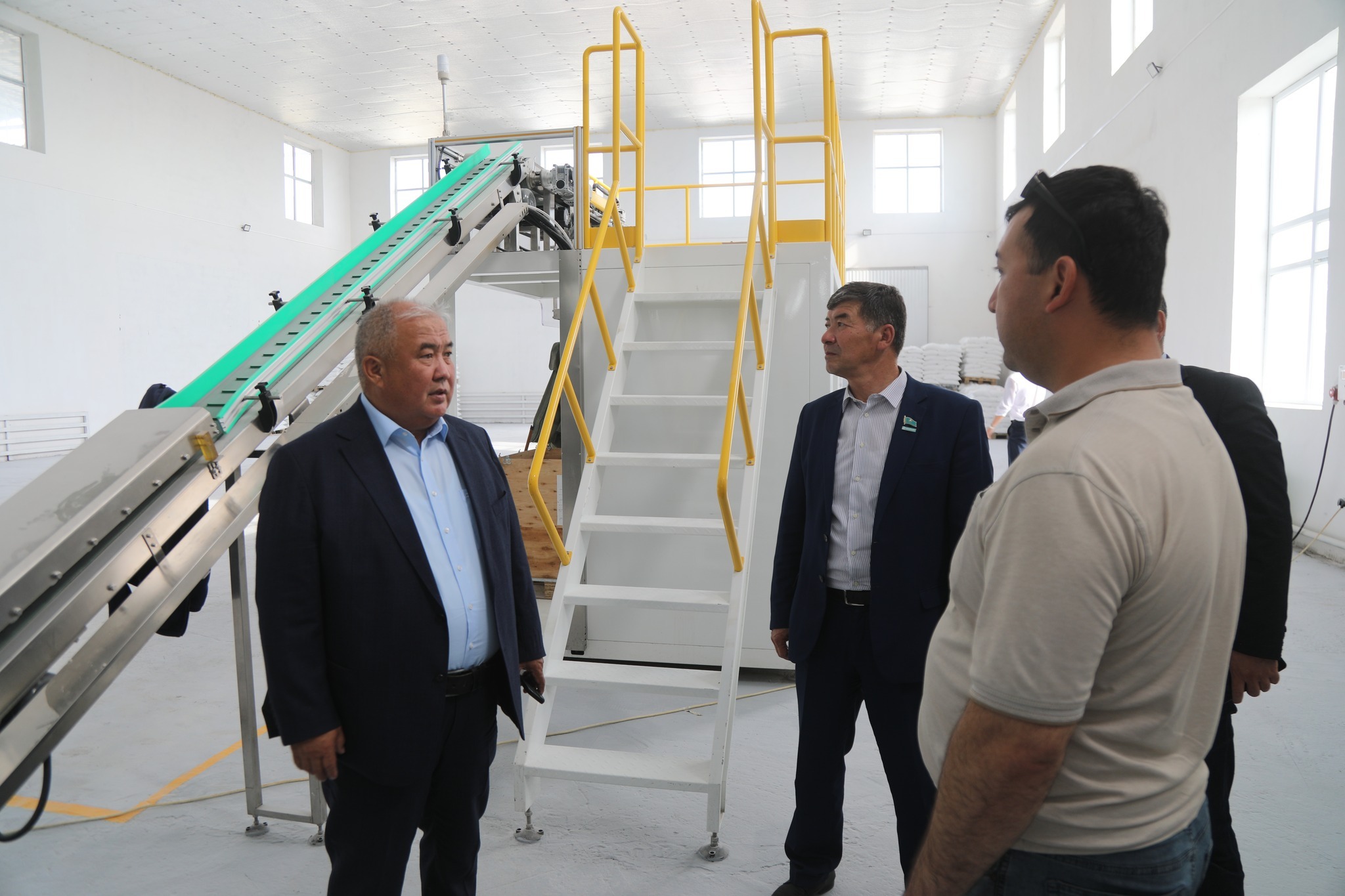 Аудан әкімі ас тұзын өндіру және мотоцикл құрастыру зауытымен танысты