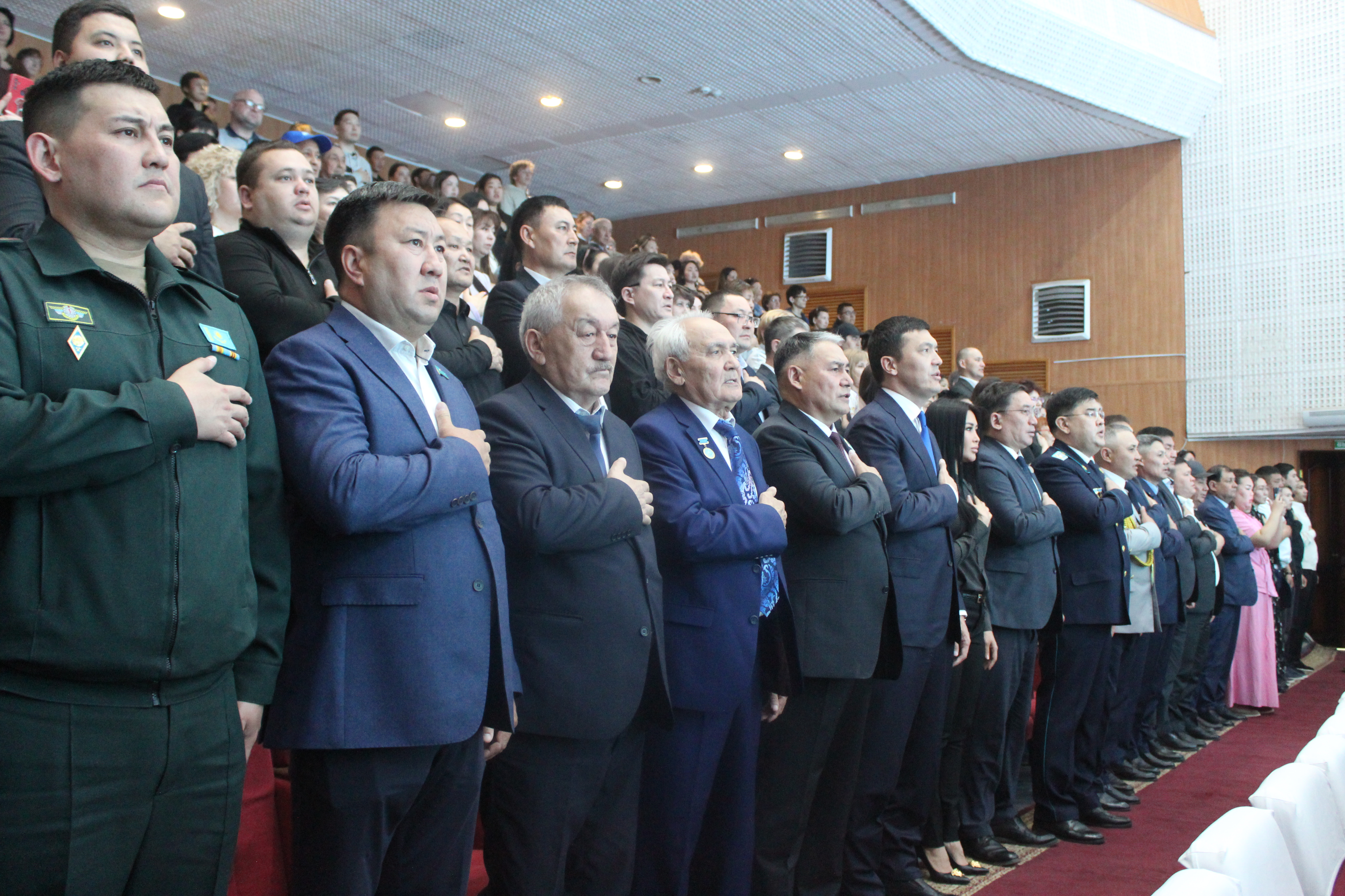 Отан қорғаушылар күні қарсаңында «Өнер» ҚМС-да қала әкімі А.Бейсекиннің, қалалық мәслихат төрағасы Н.Макраевтың және депутаттардың қатысуымен салтанатты іс-шара өтті.