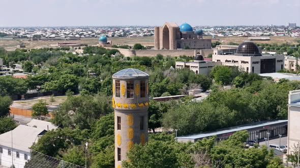 Түркістан қаласындағы Әмір Темір аялдамасы маңында орналасқан тарихи «Бақылау мұнарасы» бүгінде қала тұрғындары үшін жаңғырудан өтіп, жаңаша кейіпке енген