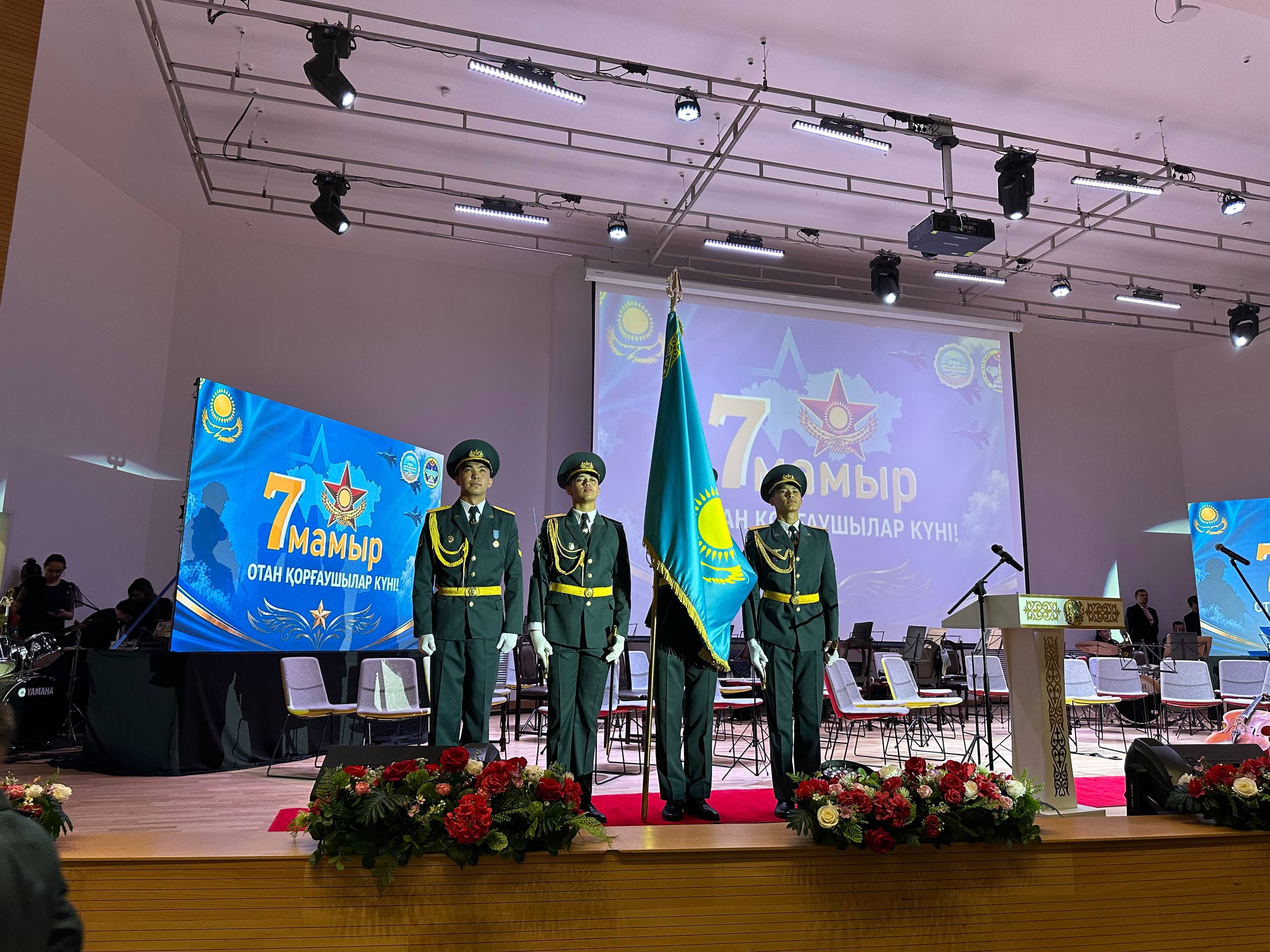 7 мамыр – Отан қорғаушылар күніне орай Әуезов ауданында салтанатты мерекелік концерт ұйымдастырылды