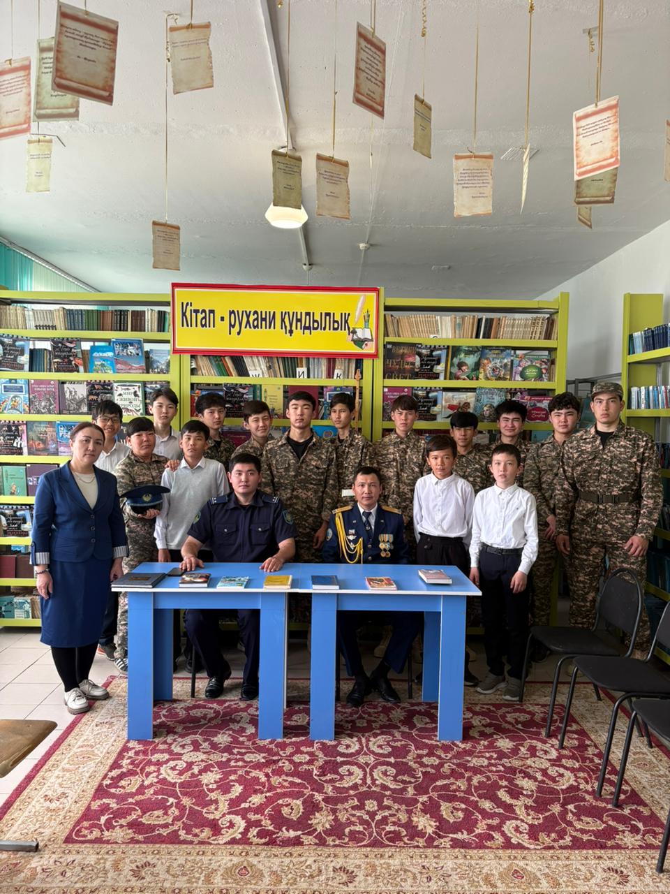 «Өткен күннің естелігі» атты тағылымды шара аясында Үшқұдық орта мектебінде 7 мамыр – Отан қорғаушылар күніне орай жоғары сынып оқушыларымен мазмұнды кездесу ұйымдастырылды. Аталған шараның басты мақсаты – жас ұрпақтың бойына отансүйгіштік қасиетті сіңіру, елін қорғауға деген жауапкершілікті арттыру және әскери қызметтің маңыздылығын түсіндіру болды.