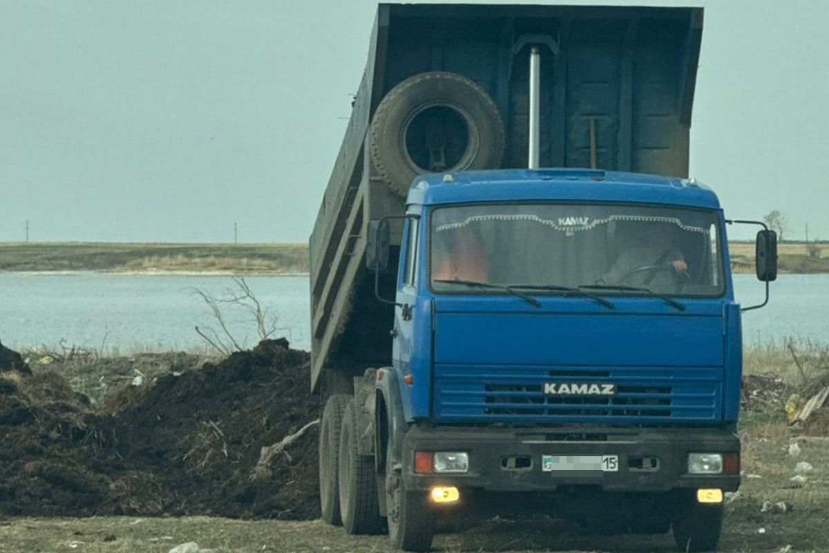 «КамАЗ» қоқыс үшін ірі айыппұл: СҚО-да стихиялық қоқыс орны жойылды