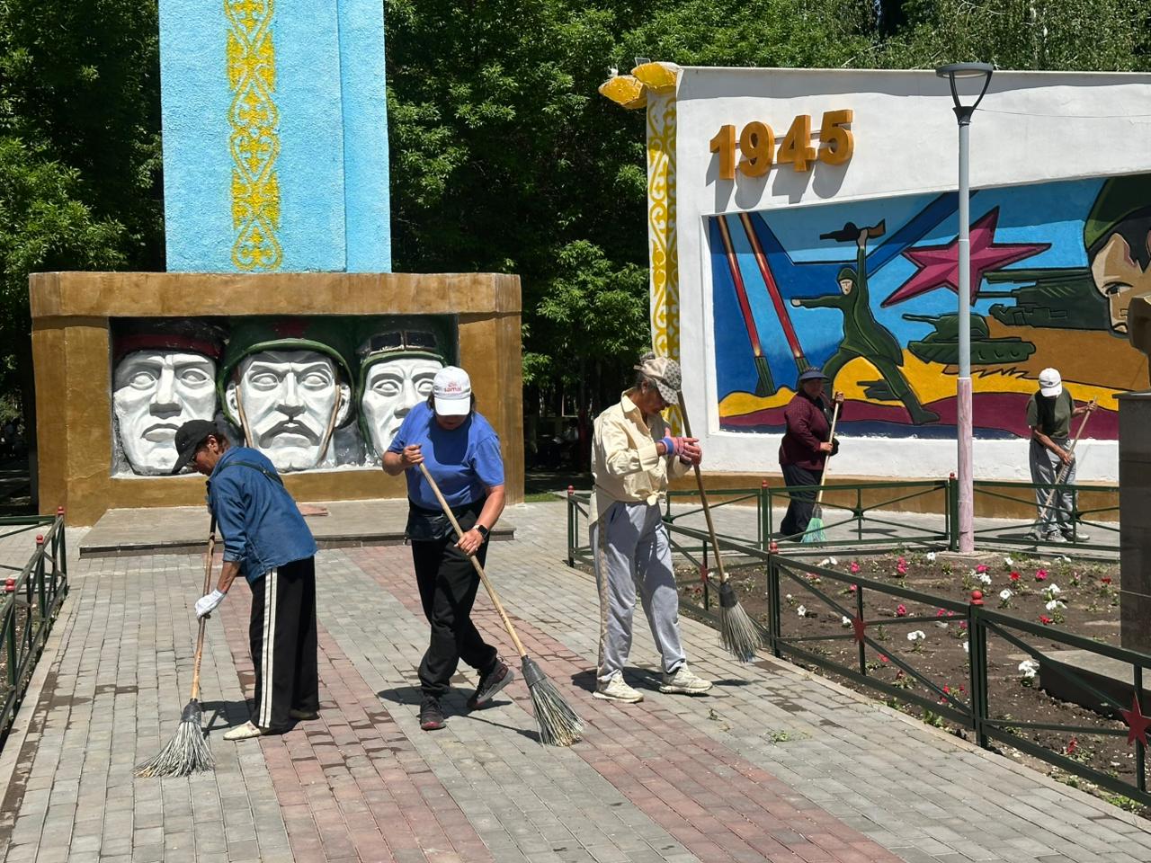 Жеңіс күні қарсаңында Қарабұлақ ауылындағы Ұлы Отан соғысы ардагерлері саябағының аумағында тазалық жұмыстары жүргізілуде.