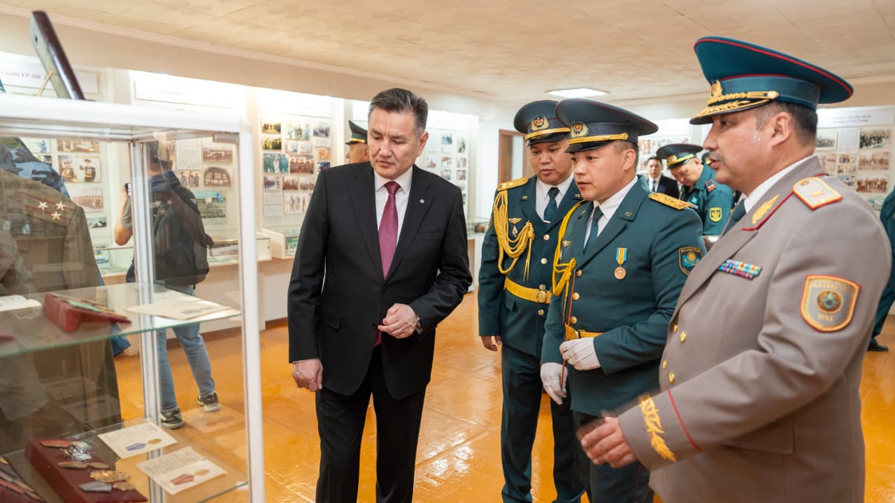 ШҚО әкімі әскери бөлімге барып, әскери қызметшілерді мерекемен құттықтады