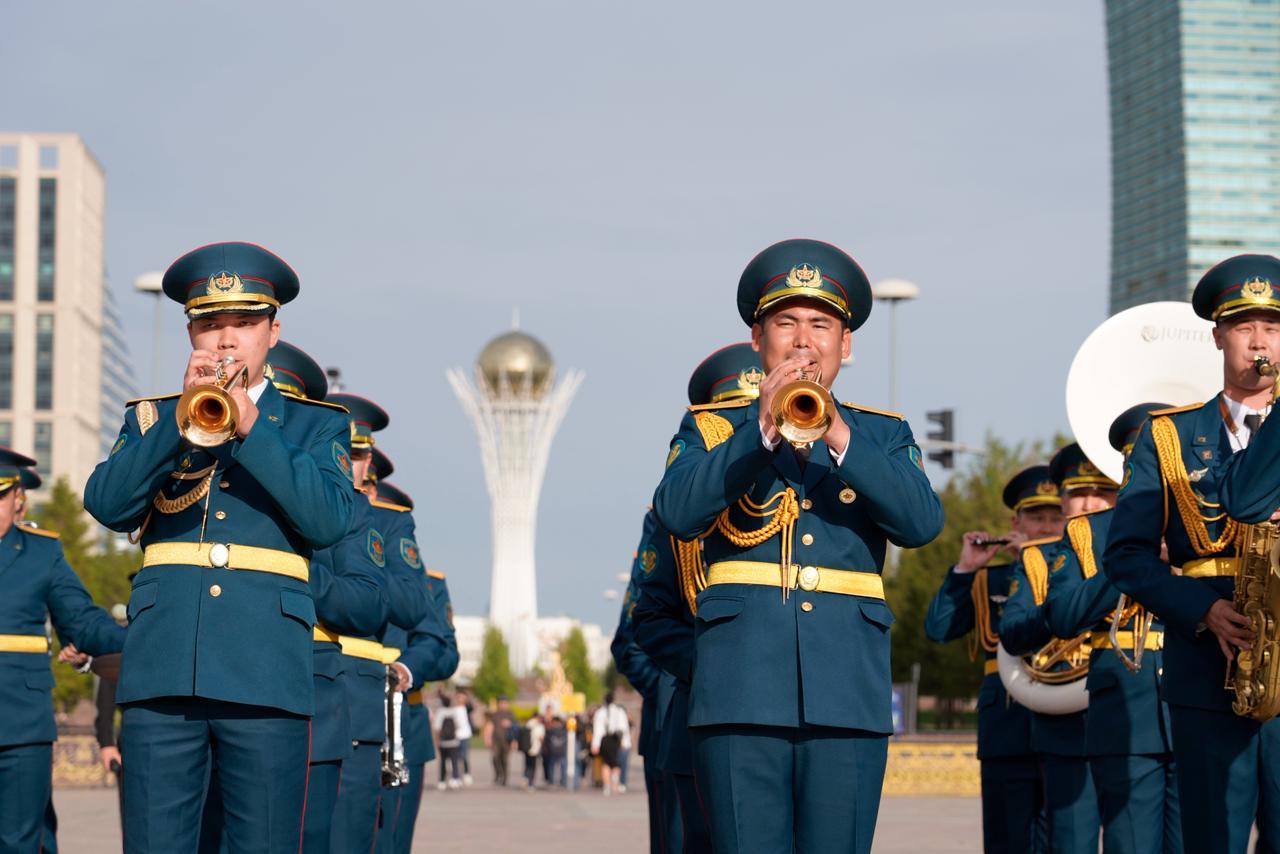 Елорда көшелерінде Отан қорғаушылар күні әскери оркестрдің салтанатты шеруі өтті