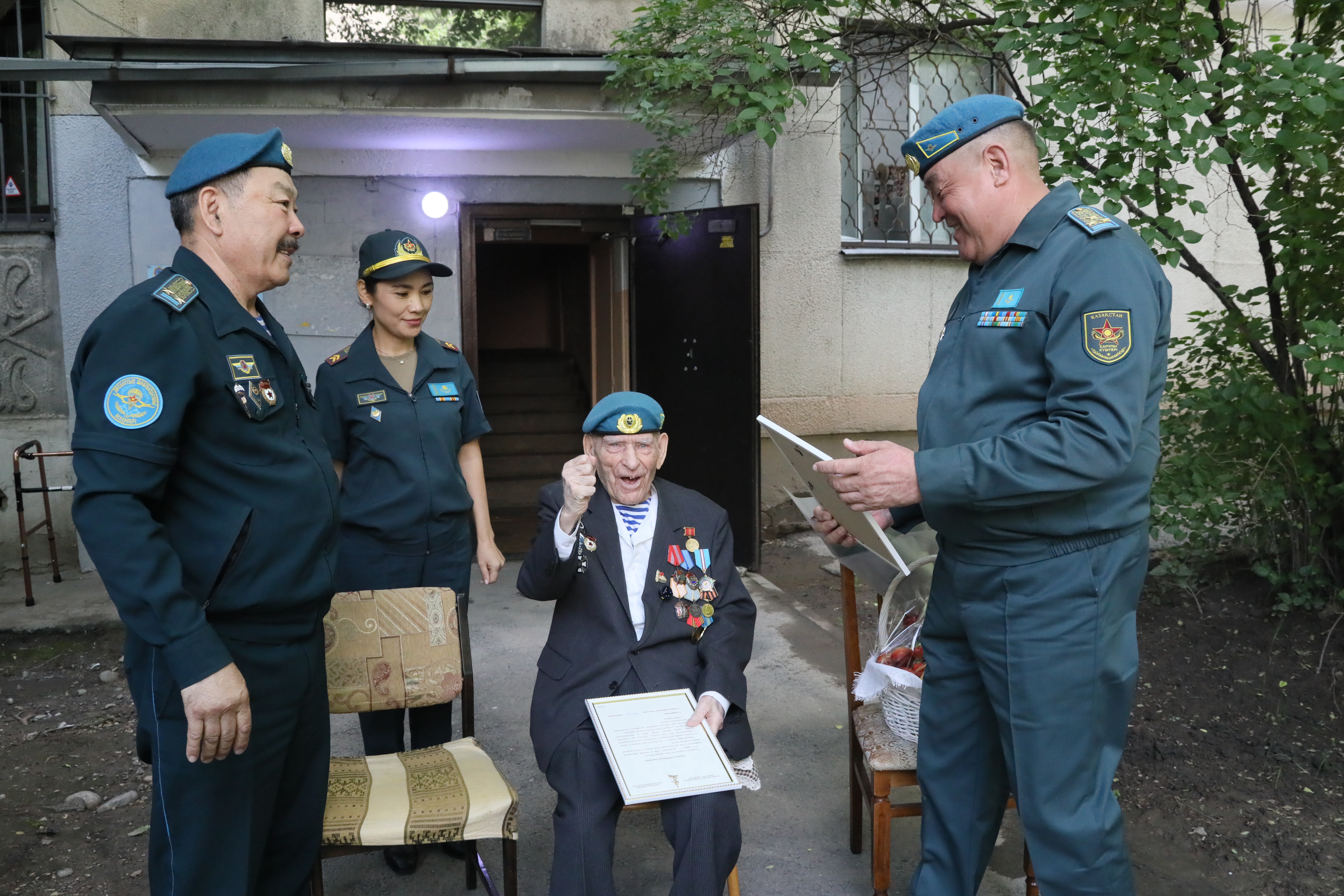 Алматы өңірлік гарнизонының әскери қызметшілері ардагер десантшыны құттықтады