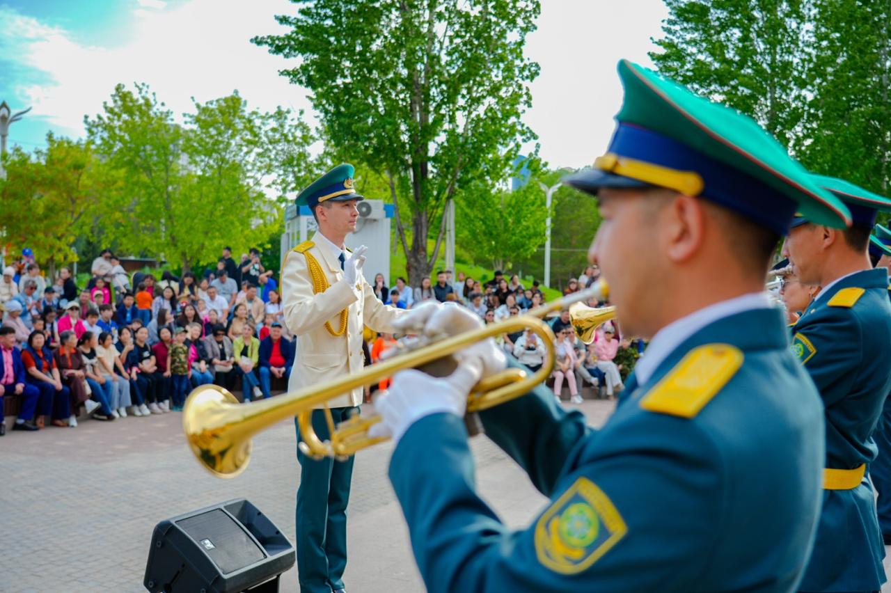 Отан қорғаушылар күні: елордалық саябақта мерекелік концерт өтті