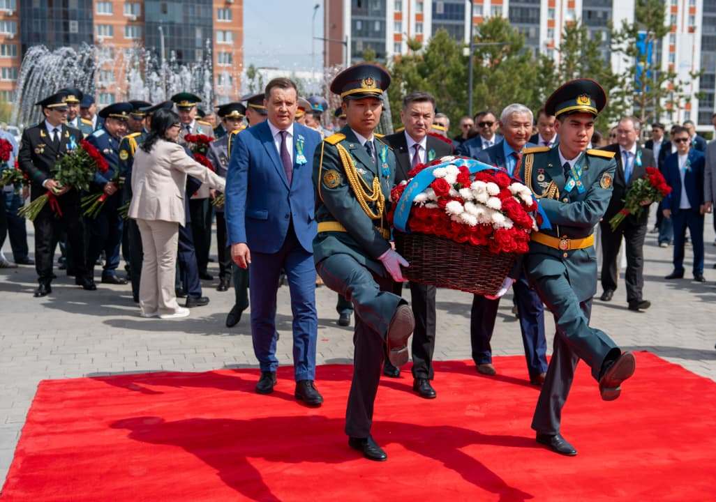Өскеменде Халық Қаһарманы Сағадат Нұрмағамбетовтің ескерткішіне гүл шоқтарын қою рәсімі өтті