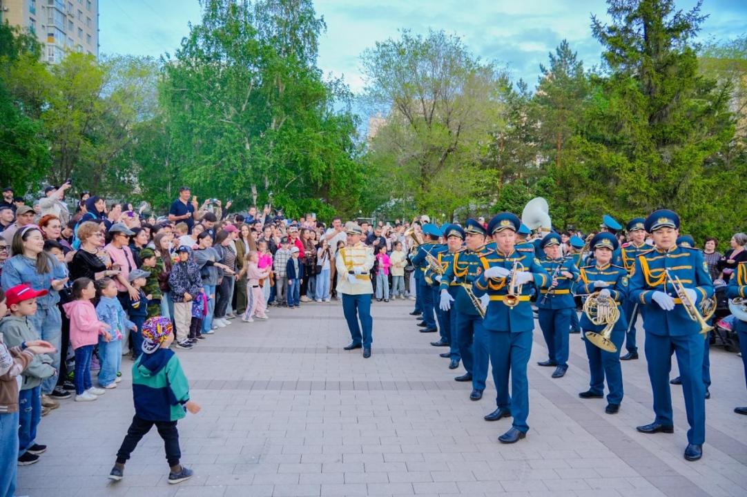 Астанада Отан қорғаушылар күні әскери оркестрдің орындауында заманауи хиттер шырқалды