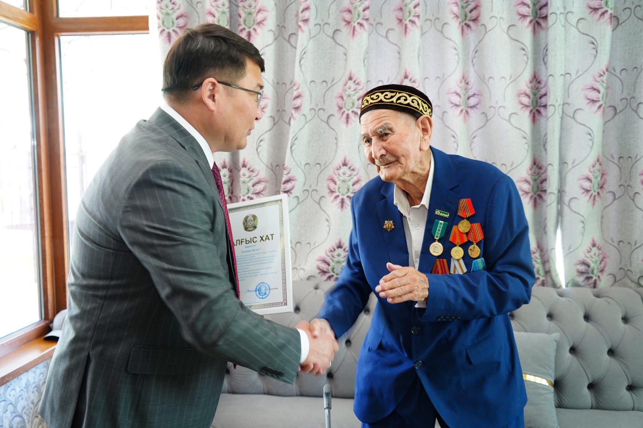 ТҮРКІСТАН: ҚАЗЫҒҰРТТЫҚТАР ТЫЛ АРДАГЕРЛЕРІНЕ ҚҰРМЕТ КӨРСЕТТІ