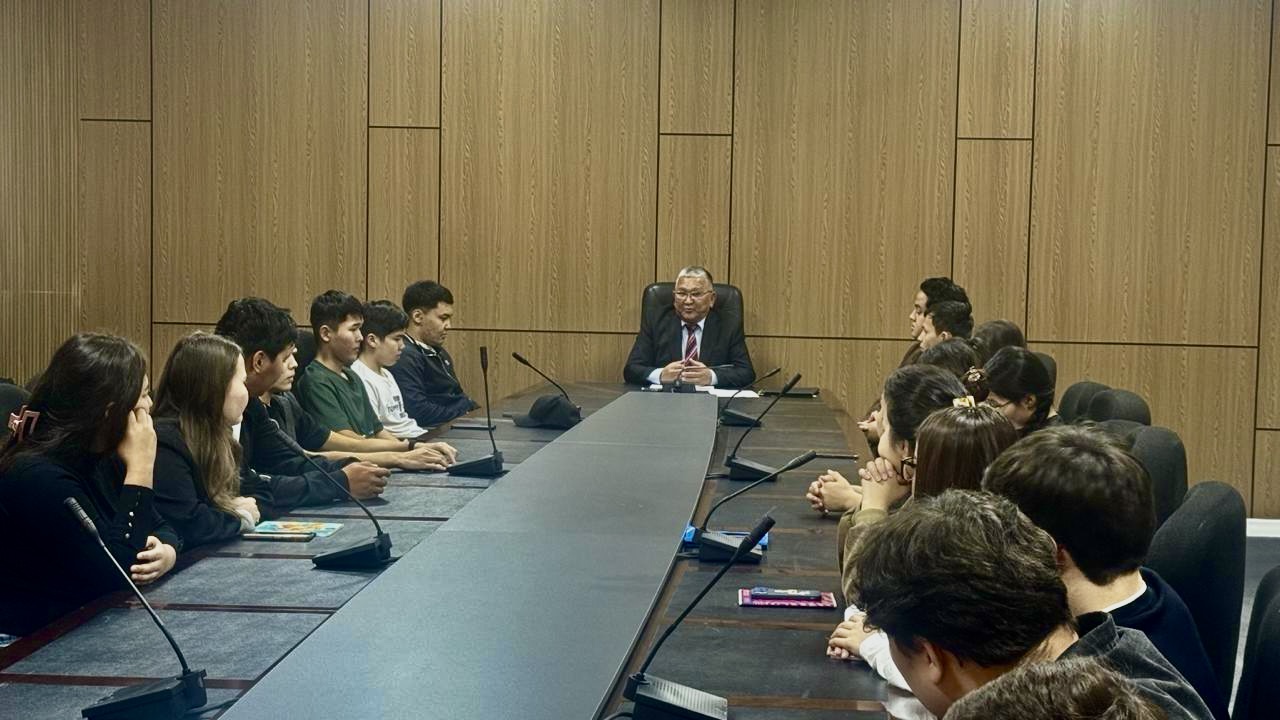 Болашақ мамандармен диалог
