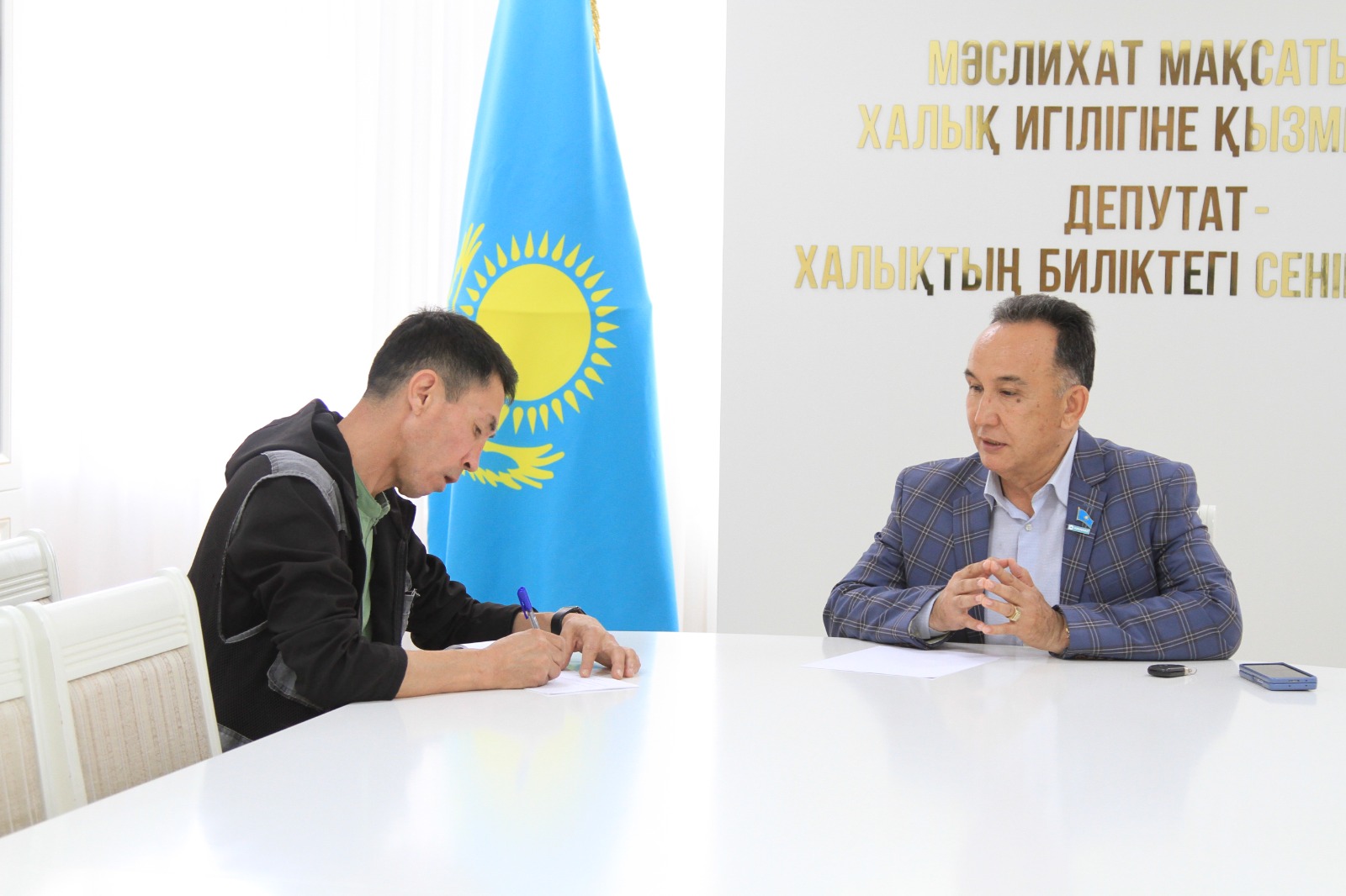 Депутаттар тұрғындарды қабылдады