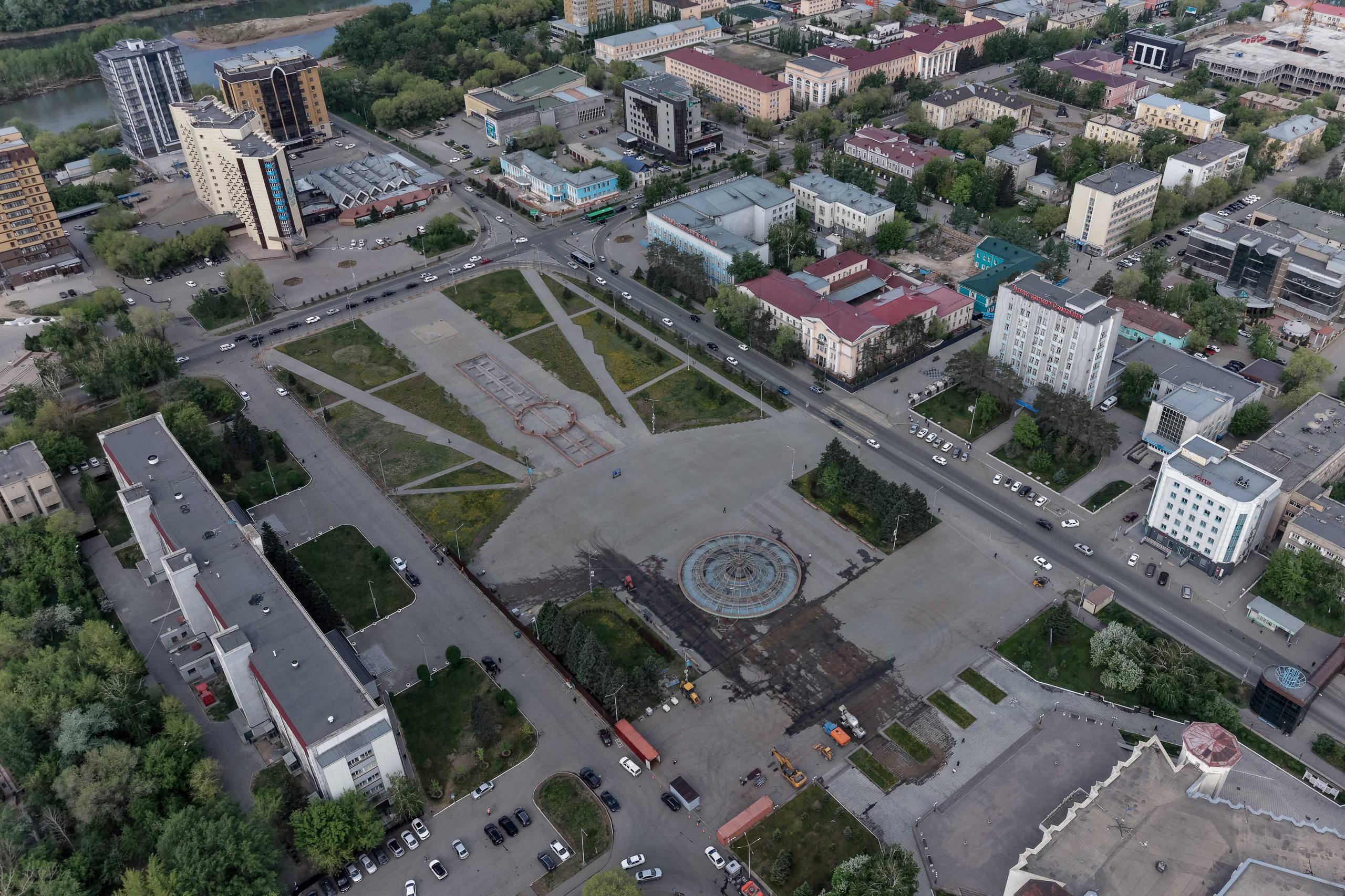 В Семее начались работы по реконструкции центральной площади