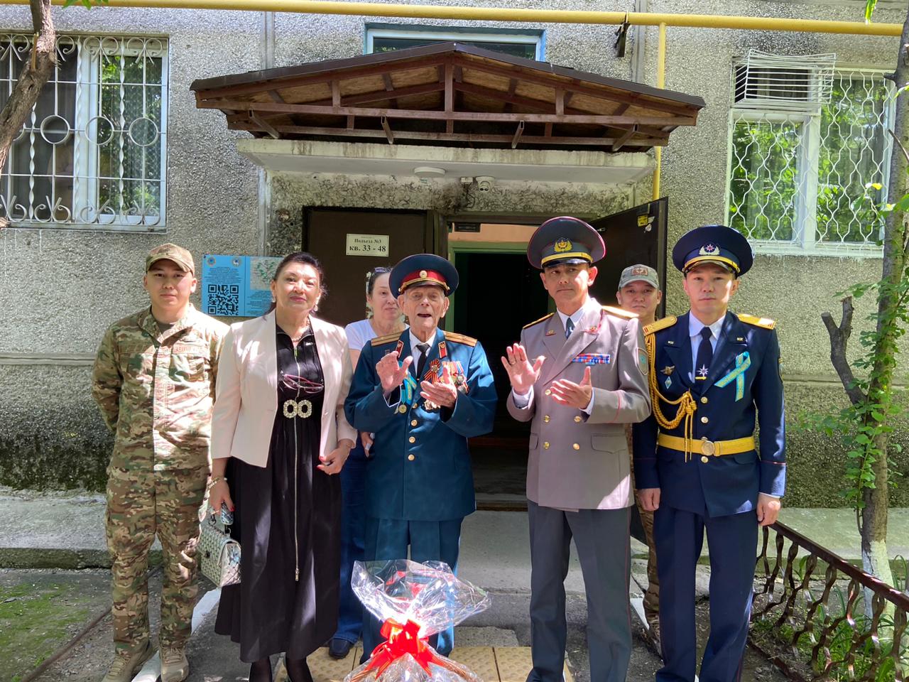 Спасатели поздравили 99-летнего ветерана ВОВ с Днём Победы