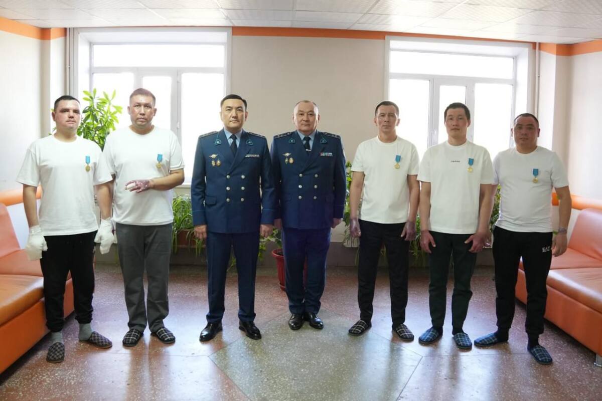Подвиг во имя спасения: пятеро полицейских, эвакуировавших жителей при взрыве газа в Шахтинске, награждены медалью "Ерлігі үшін"