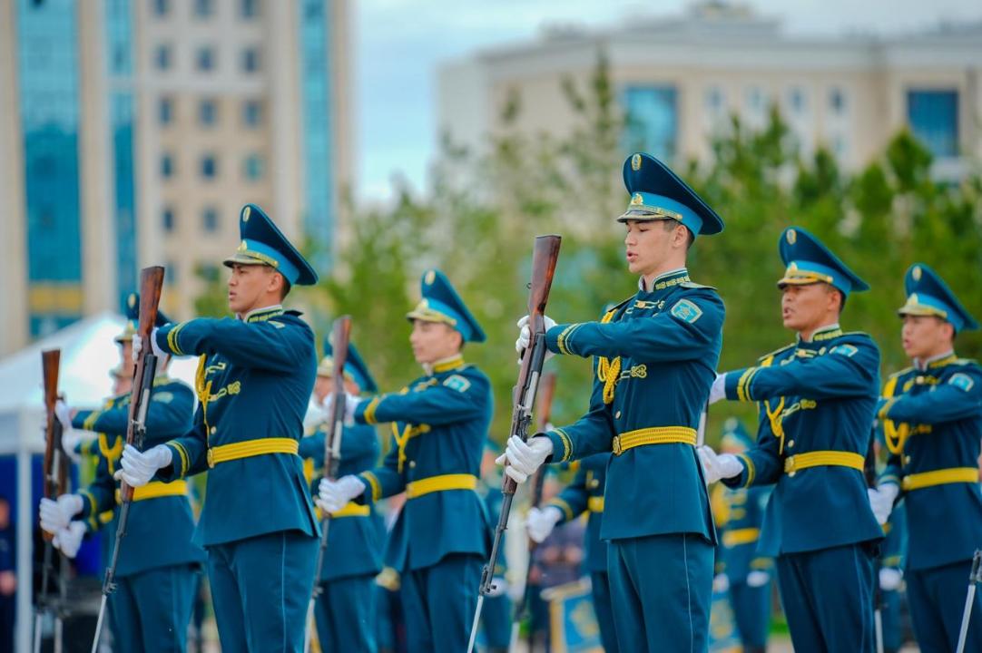 Робоиттер, дрондар және ашық аспан астындағы марштар: Астанада 7 мамыр күні ауқымды плац-концерт өтті